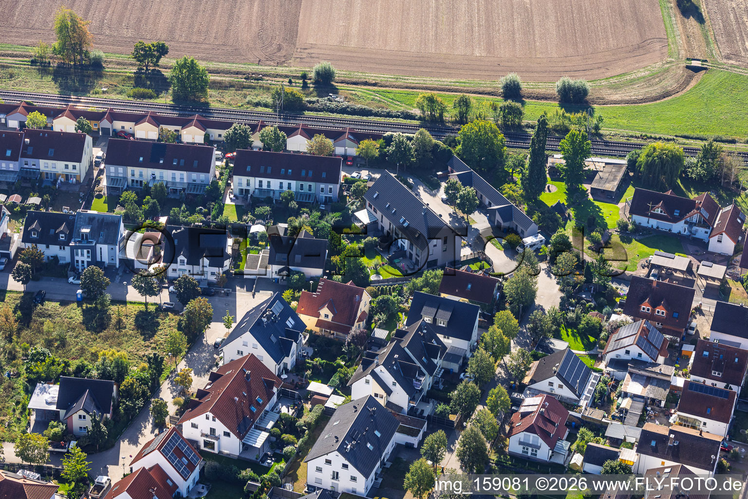 Maisons mitoyennes de la Ginstraße, près de la voie ferrée à Babenhausen dans le département Hesse, Allemagne