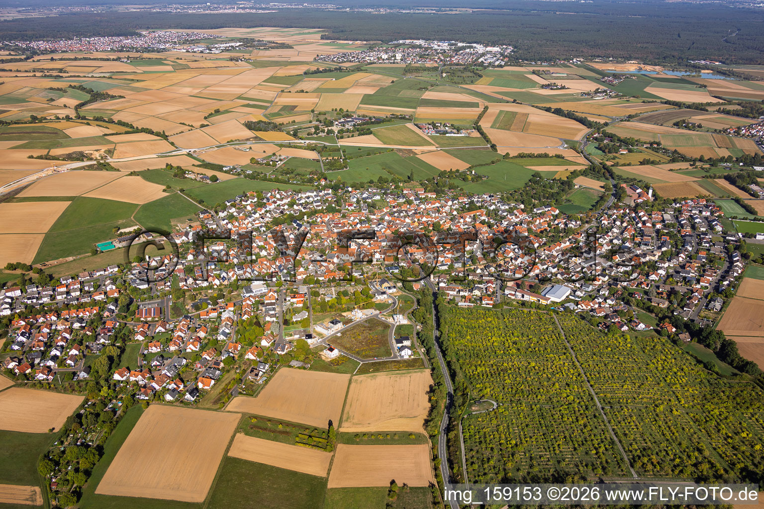 Vue du village avec la pépinière sur St.-Luzia-Weg vu du sud-est à le quartier Pflaumheim in Großostheim dans le département Bavière, Allemagne