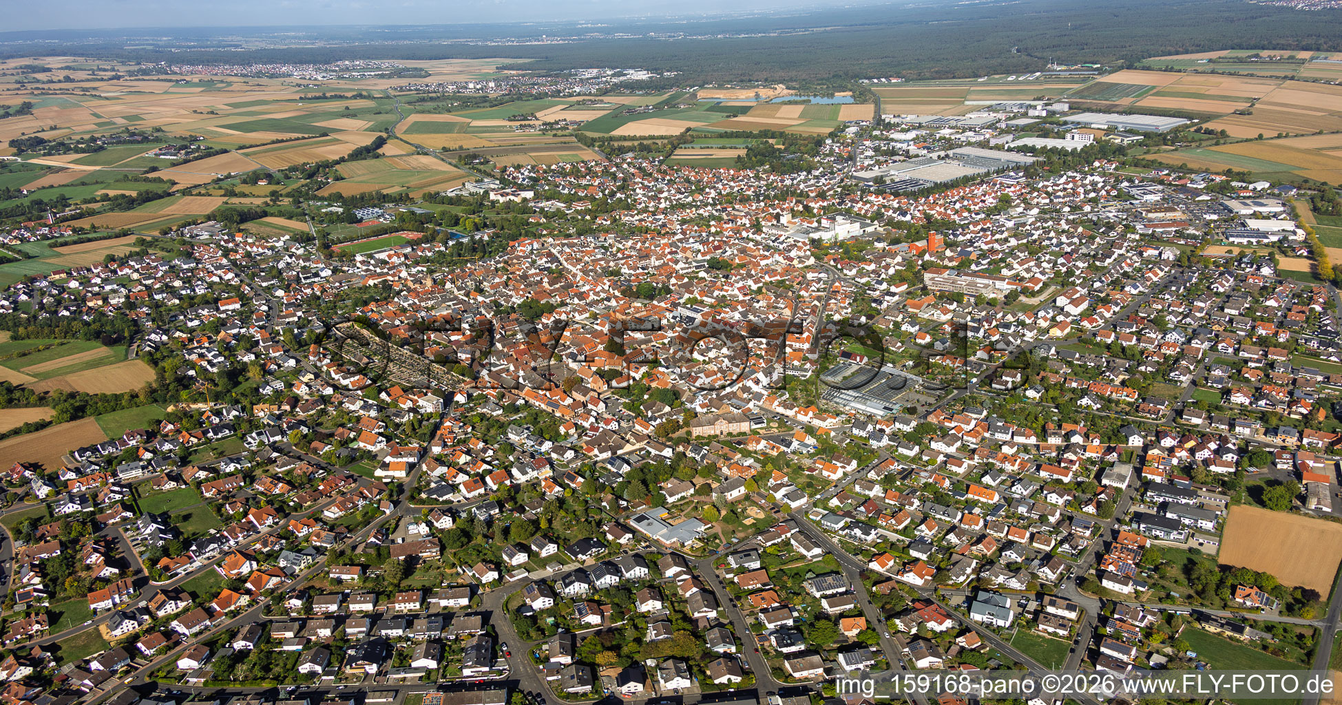 Vue d'ensemble de la ville depuis le sud-est à Großostheim dans le département Bavière, Allemagne