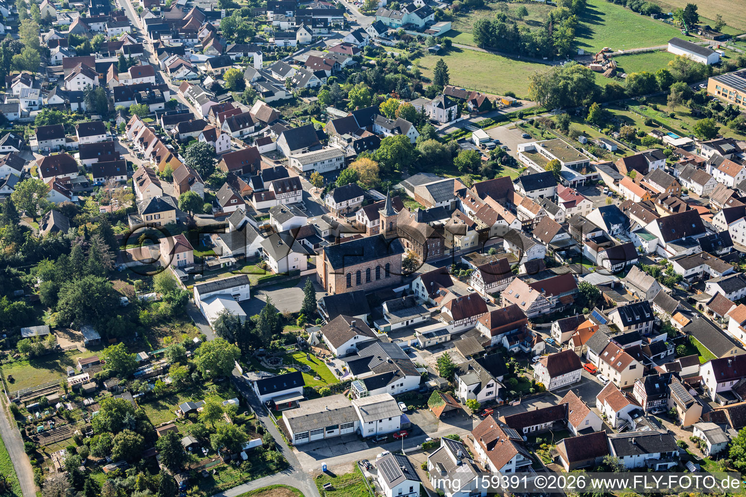 Ernst-Ludwig-Straße avec l'église protestante Sickenhofen à le quartier Sickenhofen in Babenhausen dans le département Hesse, Allemagne