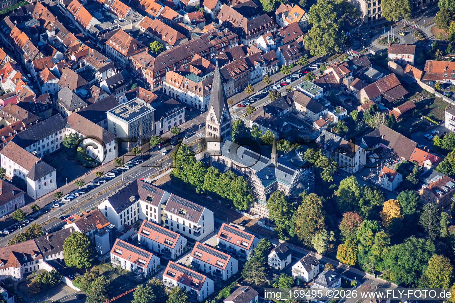 Pforzheimer Straße avec l'église Herz Jesu à Ettlingen dans le département Bade-Wurtemberg, Allemagne