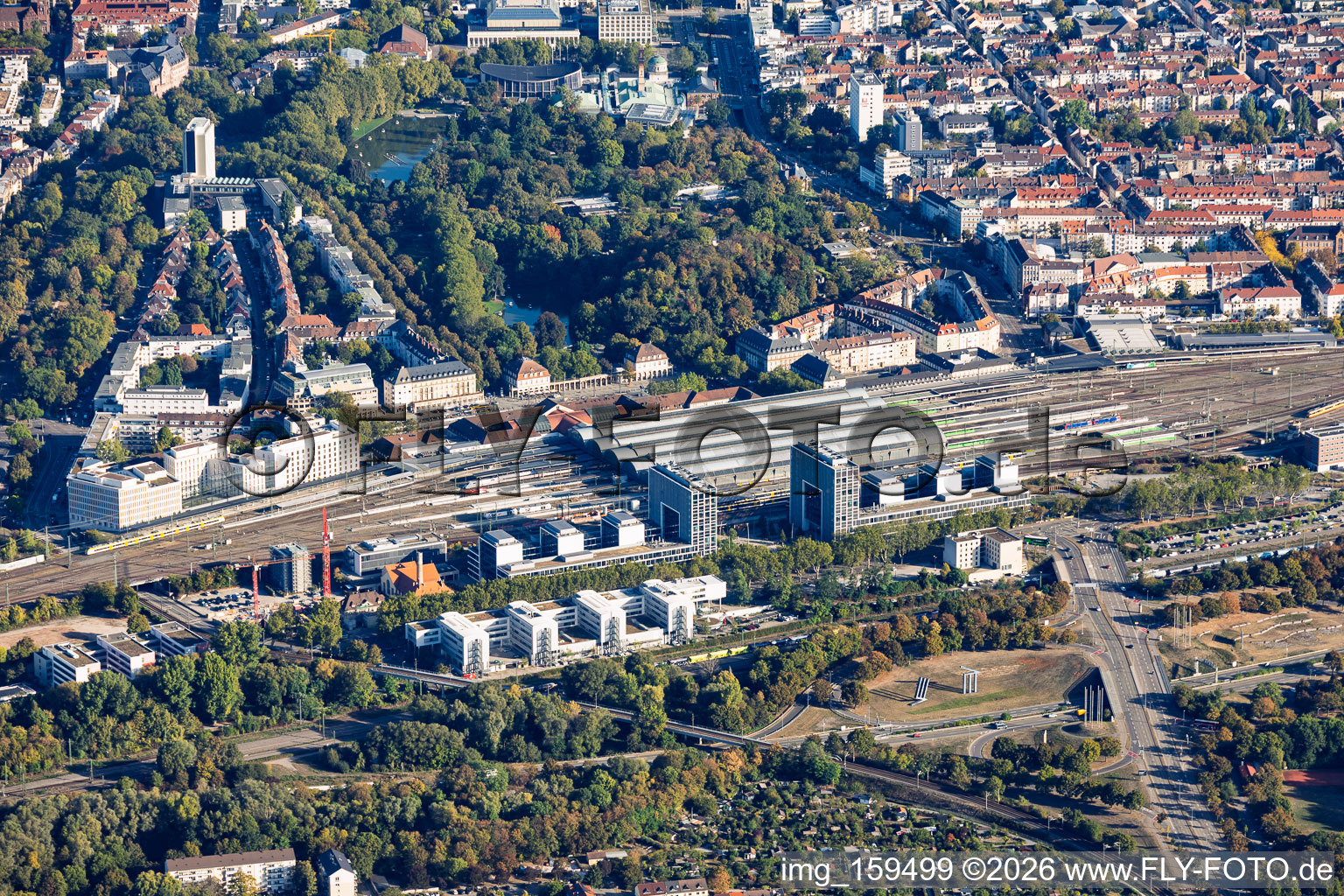 Gare centrale Karlsruhe entre la B10/Südtangente et Stadtgarten, vue du sud à le quartier Südweststadt in Karlsruhe dans le département Bade-Wurtemberg, Allemagne