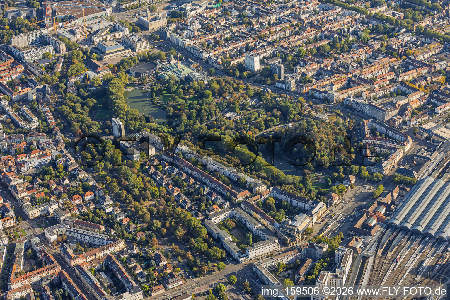Jardin zoologique de la ville entre le centre des congrès et la gare centrale à le quartier Südweststadt in Karlsruhe dans le département Bade-Wurtemberg, Allemagne
