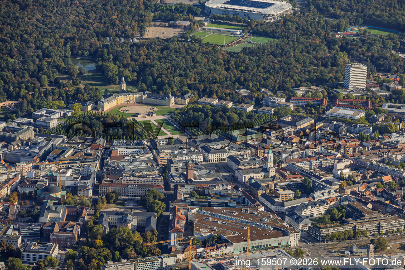 Cercle, château et place du château à le quartier Innenstadt-Ost in Karlsruhe dans le département Bade-Wurtemberg, Allemagne
