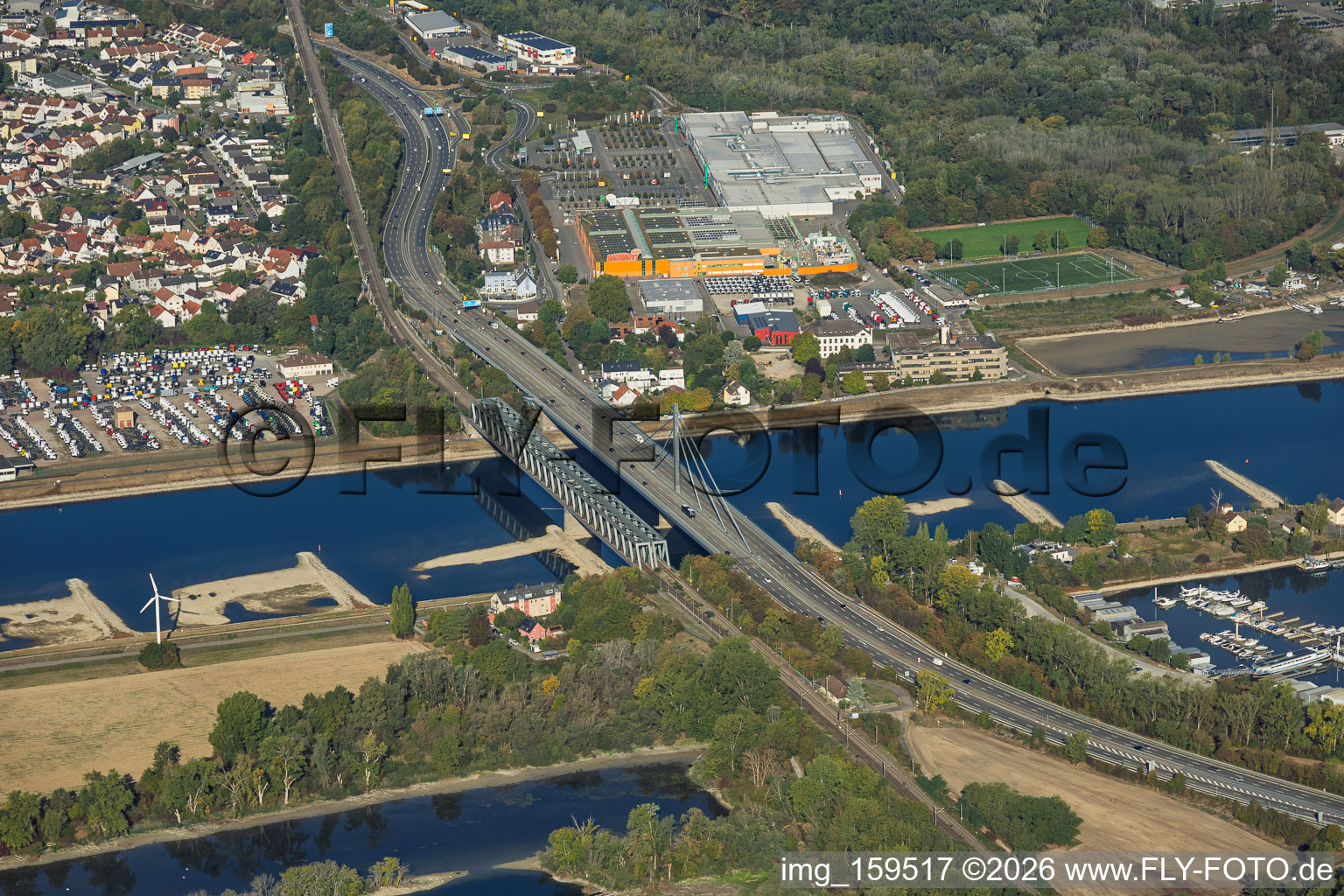 Maxau Ponts sur le Rhin pour la B10 et le train régional à marée basse à le quartier Knielingen in Karlsruhe dans le département Bade-Wurtemberg, Allemagne