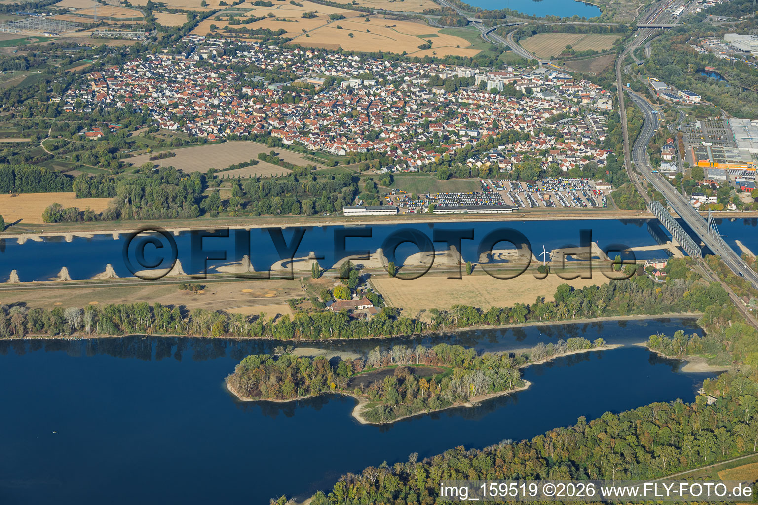 Rhin vu de l'est à marée basse à le quartier Knielingen in Karlsruhe dans le département Bade-Wurtemberg, Allemagne