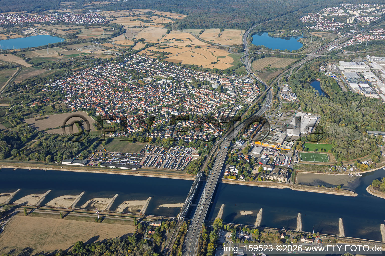 Maxau Ponts sur le Rhin pour la B10 et le train régional à marée basse à le quartier Knielingen in Karlsruhe dans le département Bade-Wurtemberg, Allemagne