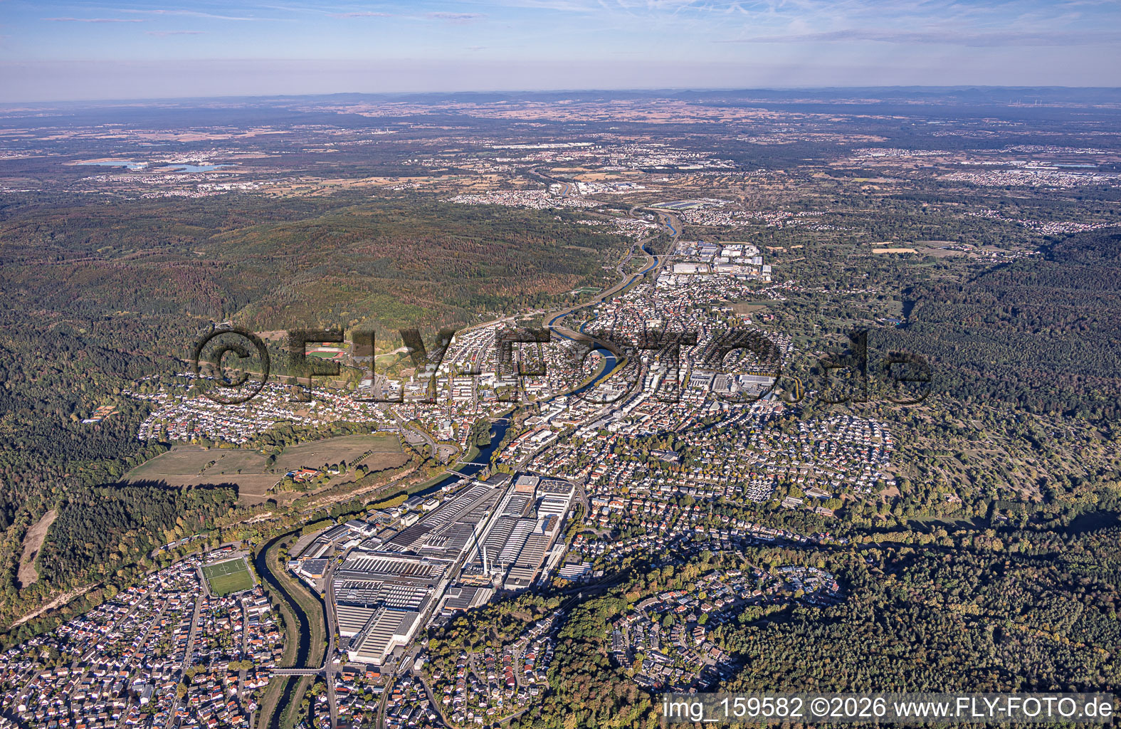 Vue de la ville avec l'usine Daimler depuis le sud-est à Gaggenau dans le département Bade-Wurtemberg, Allemagne