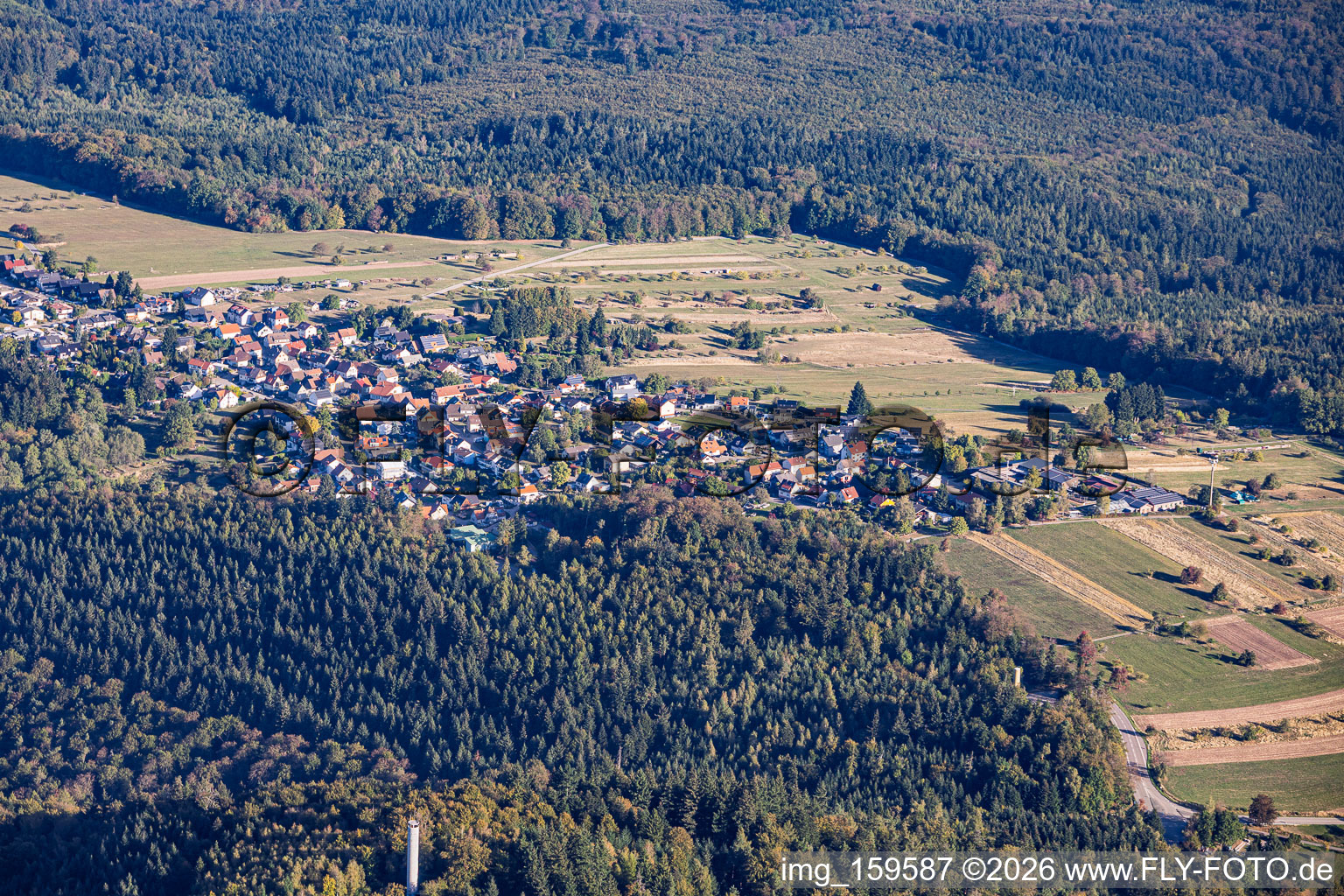 Vue du village et de la tour Mahlberg depuis le sud à le quartier Freiolsheim in Gaggenau dans le département Bade-Wurtemberg, Allemagne
