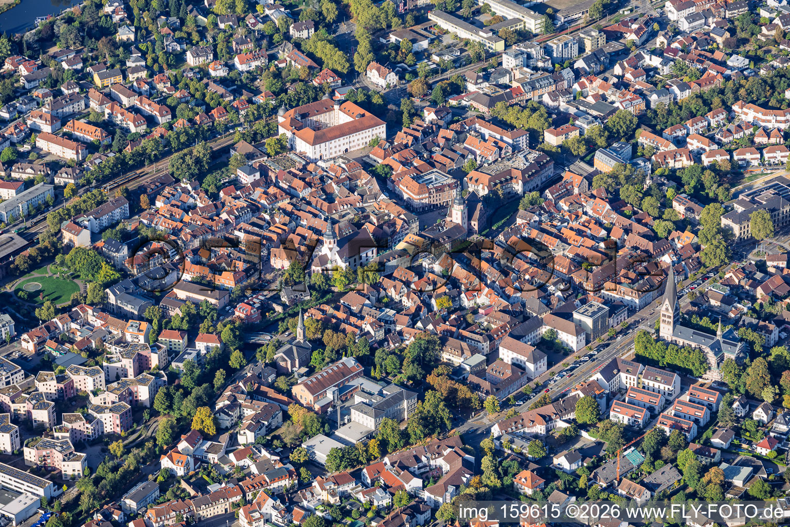 Vieille ville vue de l'est, entre le Jura et le S-Bahn à Ettlingen dans le département Bade-Wurtemberg, Allemagne