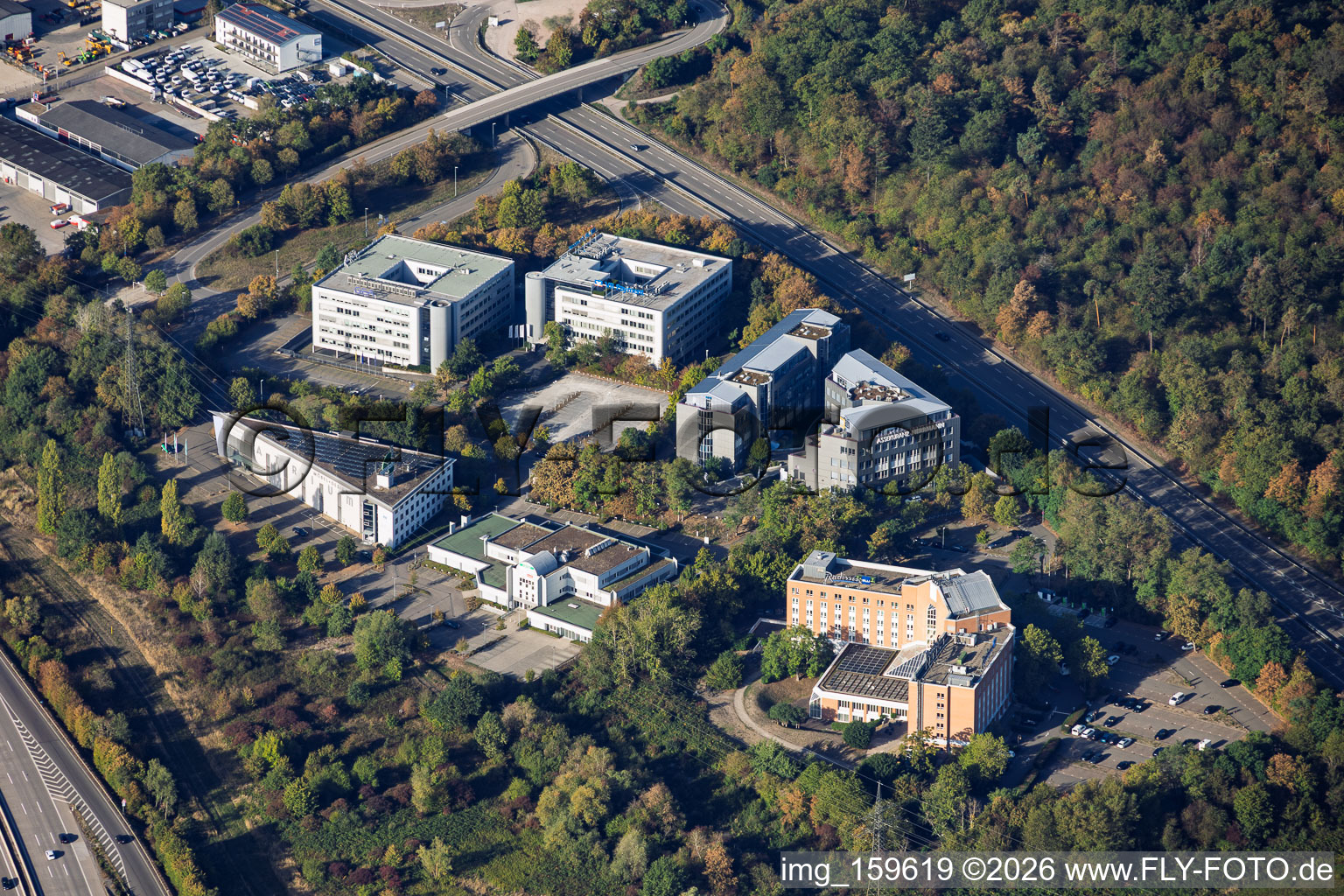 Quartier d'Am Hardtwald avec l'hôtel Radisson Blu, le centre logistique DACHSER Karlsruhe Air & Sea Logistics et Atrium Möbel und Design GmbH à Ettlingen dans le département Bade-Wurtemberg, Allemagne