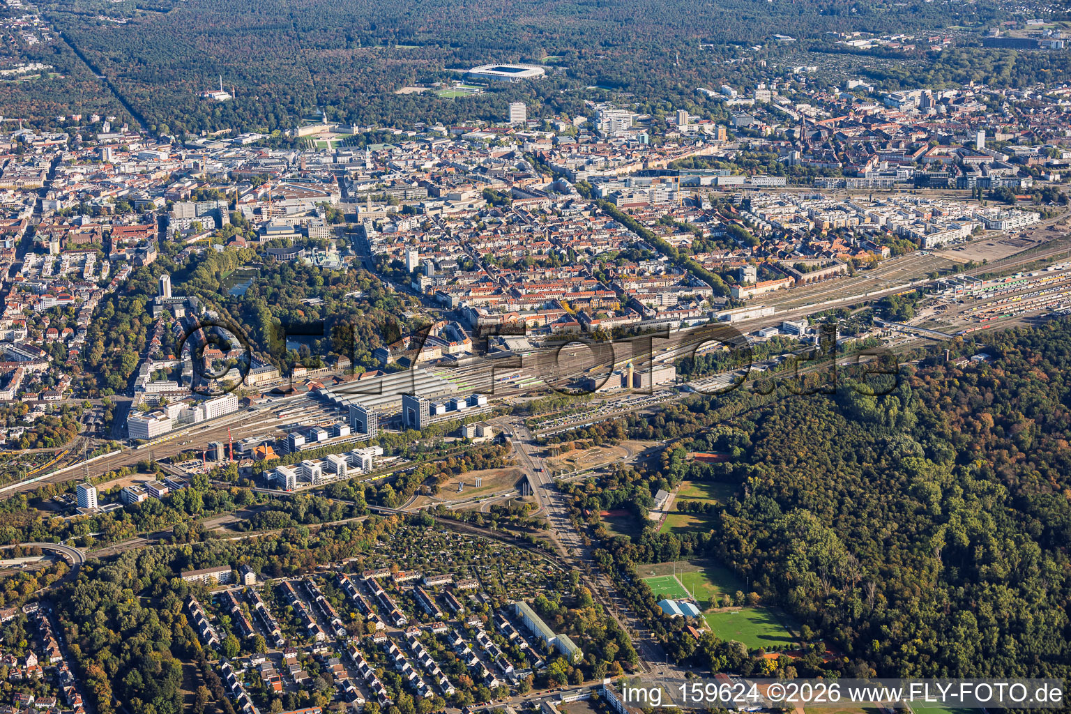 Vue de la ville depuis le sud depuis la B10/contournement sud, en passant par la gare centrale Karlsruhe et le parc municipal, jusqu'au château et au stade Wildpark à le quartier Südweststadt in Karlsruhe dans le département Bade-Wurtemberg, Allemagne