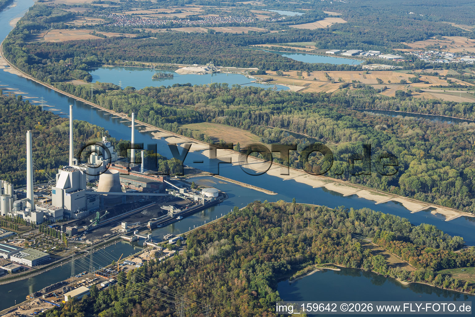 Embout du port sur le Rhin à la centrale thermique du port rhénan de Karlsruhe, vue de l'est à marée basse à le quartier Maximiliansau in Wörth am Rhein dans le département Rhénanie-Palatinat, Allemagne
