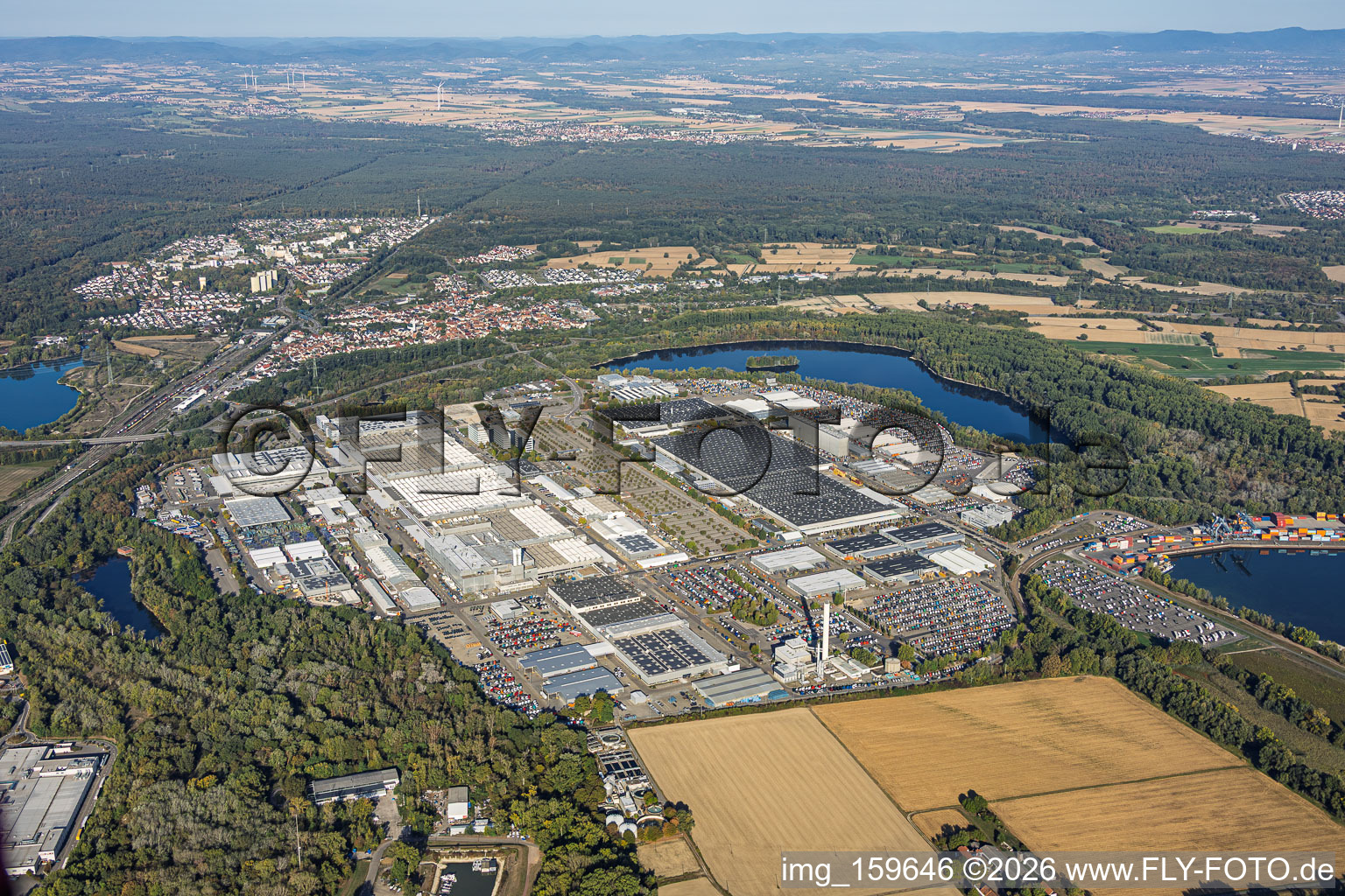 Usine Automobile Wörth et Parc Industriel Wörth GmbH avec Daimler Truck AG, Usine Mercedes-Benz vue du sud-est à le quartier Maximiliansau in Wörth am Rhein dans le département Rhénanie-Palatinat, Allemagne