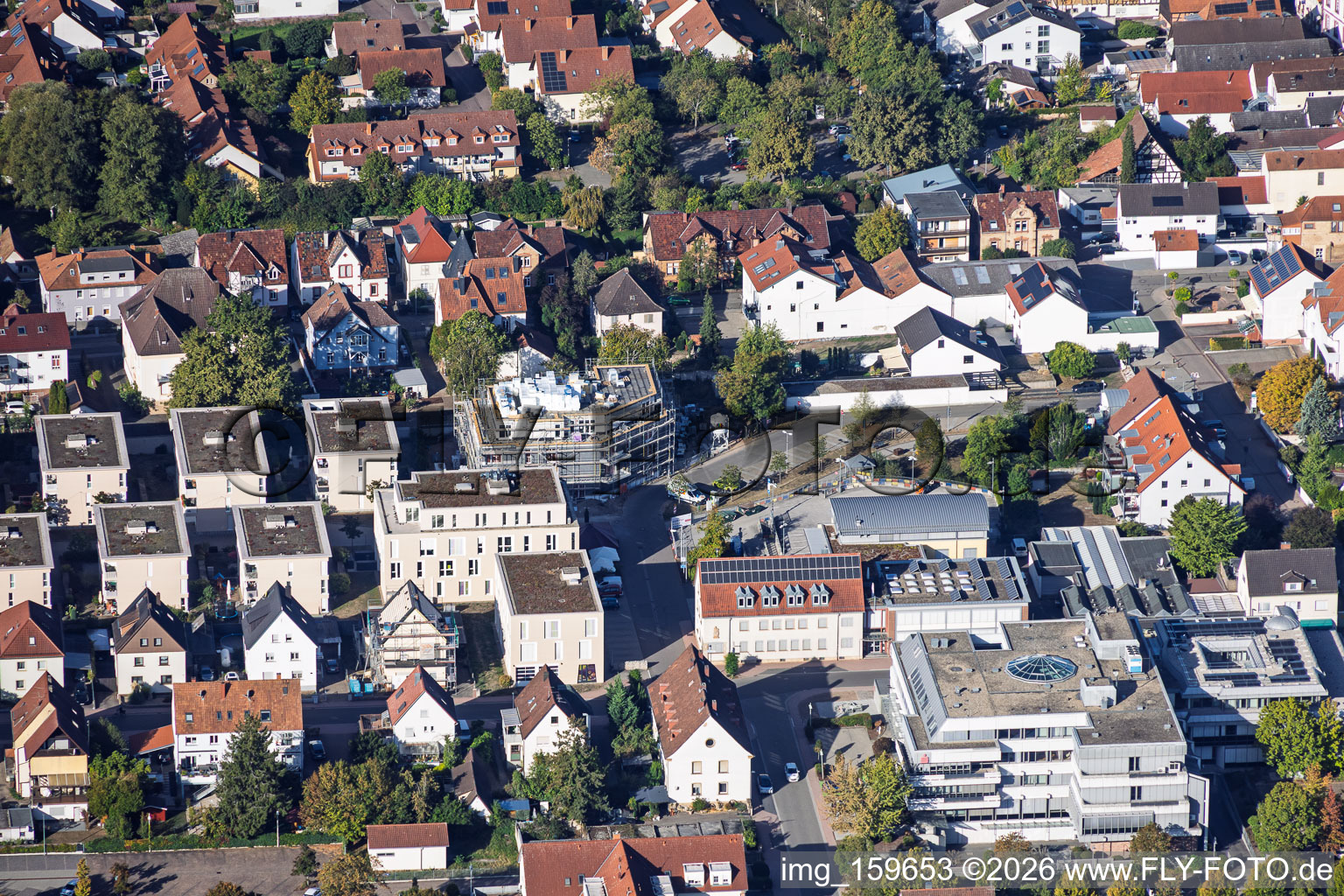 Nouveau chantier de construction de 18 appartements en copropriété dans le centre-ville de Grathwohl. Travaux de terrassement : ETNA BAU GmbH, Abbruch GmbH et AK.Bau GmbH. https:// à Kandel dans le département Rhénanie-Palatinat, Allemagne