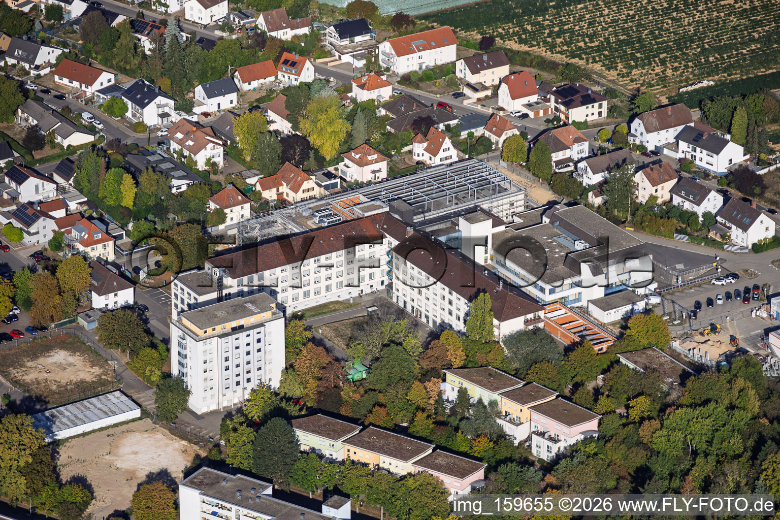 Chantier du nouveau bâtiment abritant le service des urgences, l'unité de soins intensifs et les services de diagnostic d'Asklepios Südpfalzkliniken GmbH. Maîtrise d'œuvre BPM Bau- und Projektmanagement Hart GmbH. Architecture, urbanisme et supervision du chantier: alsh sander hofrichter architekten GmbH, cabinet d'architecture et d'urbanisme. Bureau d'études Noll GmbH, Planification CVC (Chauffage, Ventilation, Plomberie, Gaz médicaux, Automatisation du bâtiment), Planification CVC (Systèmes haute et basse tension, Convoyeurs): DE-Plan GmbH & Co. KG, Ingénierie structurelle: ZPP Ingenieure AG, Architecture paysagère: hofmann_röttgen Landschaftsarchitekten BDLA, Protection incendie: Rieser-Wessel Brandschutzsachverständige & Ingenieure PartG mbB, et Physique du bâtiment / Isolation phonique et acoustique: Bureau d'études Seidel à Kandel dans le département Rhénanie-Palatinat, Allemagne