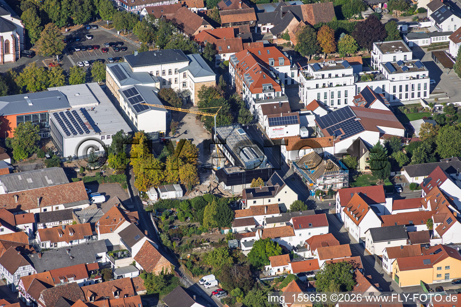 Chantier de construction du nouveau bâtiment de la cafétéria de l'école primaire Ludwig-Riedinger, commandé par la commune de Kandel. Architectes : zwo/elf PartmbB. Travaux de terrassement : Gaudier Erd- und Rückbau GmbH. Travaux de fenêtres : Trumpf Metallbau GmbH. Architecture paysagère : Bauer.Landschaftsarchitekten. Travaux de construction : Bender+Urich GmbH & Co.KG. Ingénierie structurelle : Ingenieurbüro Sikora. Travaux de façade : AS-Fassaden GmbH. Construction du gros œuvre : Wünschel BAU GmbH. Travaux électriques : Wieland & Schultz GmbH. Ministère de l'Éducation, des Sciences, de la Formation continue et de la Culture de Rhénanie-Palatinat à Kandel dans le département Rhénanie-Palatinat, Allemagne