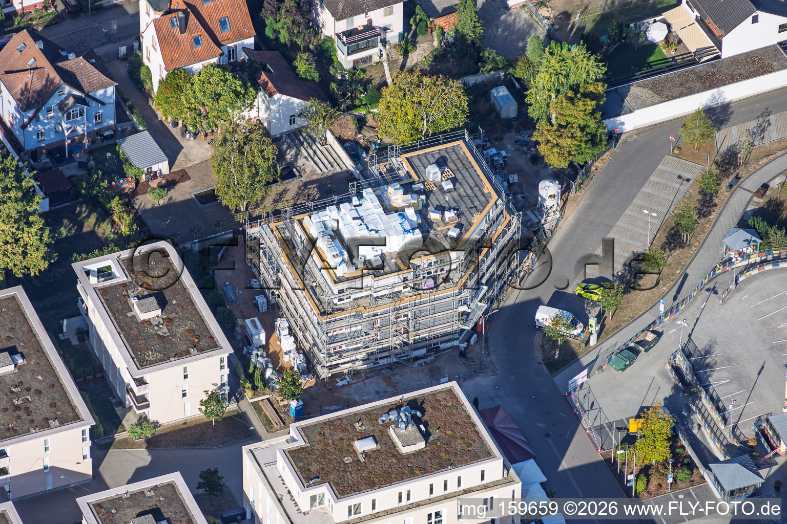 Nouveau chantier de construction de 18 appartements en copropriété dans le centre-ville de Grathwohl. Travaux de terrassement : ETNA BAU GmbH, Abbruch GmbH et AK.Bau GmbH. https:// à Kandel dans le département Rhénanie-Palatinat, Allemagne