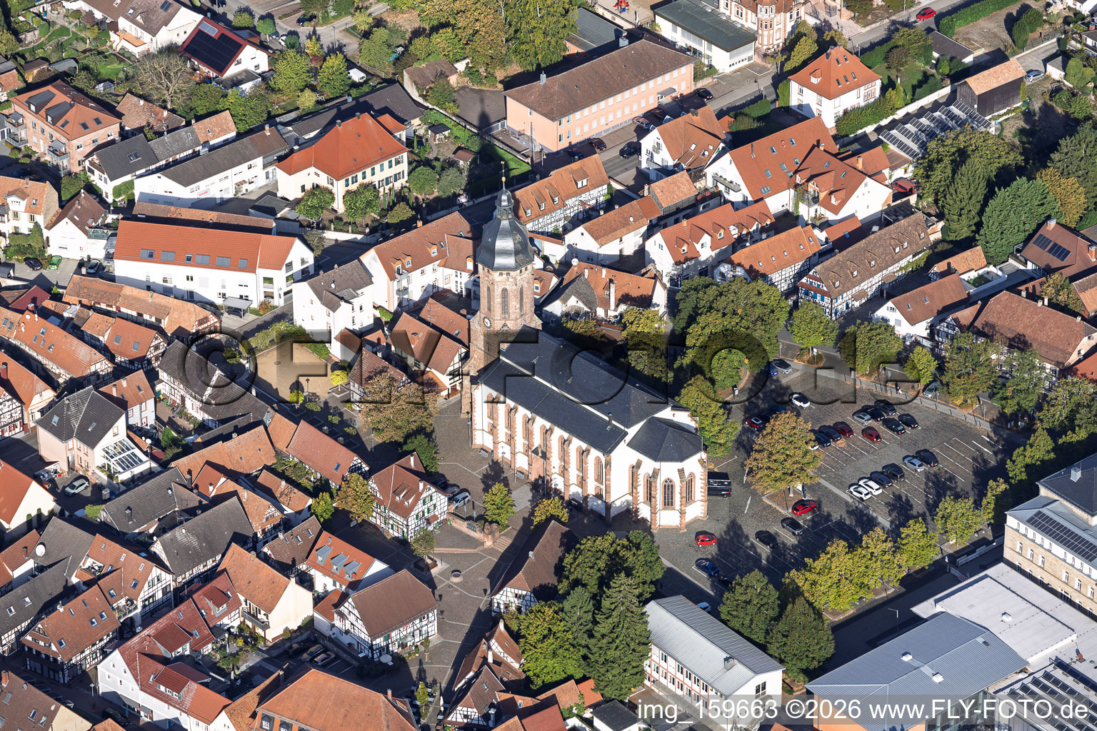 Place du marché avec l'église Saint-Georges à Kandel dans le département Rhénanie-Palatinat, Allemagne