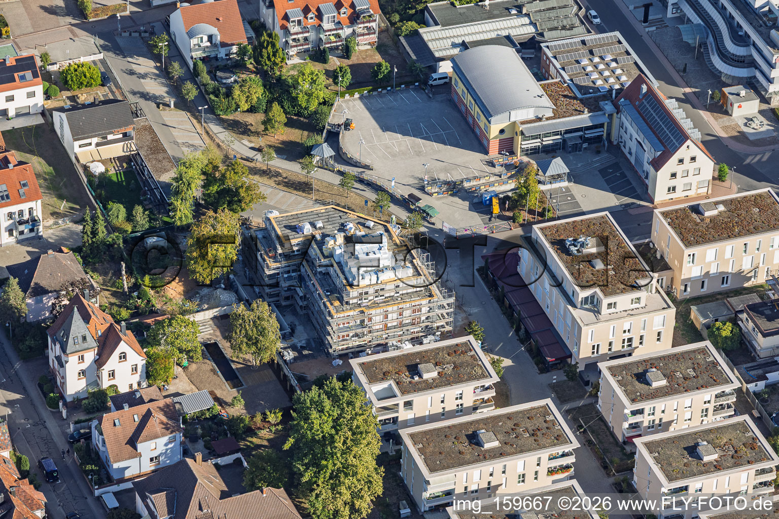 Nouveau chantier de construction de 18 appartements en copropriété dans le centre-ville de Grathwohl. Travaux de terrassement : ETNA BAU GmbH, Abbruch GmbH et AK.Bau GmbH. https:// à Kandel dans le département Rhénanie-Palatinat, Allemagne