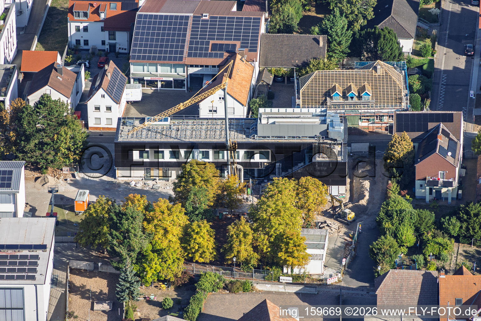 Chantier de construction du nouveau bâtiment de la cafétéria de l'école primaire Ludwig-Riedinger, commandé par la commune de Kandel. Architectes : zwo/elf PartmbB. Travaux de terrassement : Gaudier Erd- und Rückbau GmbH. Travaux de fenêtres : Trumpf Metallbau GmbH. Architecture paysagère : Bauer.Landschaftsarchitekten. Travaux de construction : Bender+Urich GmbH & Co.KG. Ingénierie structurelle : Ingenieurbüro Sikora. Travaux de façade : AS-Fassaden GmbH. Construction du gros œuvre : Wünschel BAU GmbH. Travaux électriques : Wieland & Schultz GmbH. Ministère de l'Éducation, des Sciences, de la Formation continue et de la Culture de Rhénanie-Palatinat à Kandel dans le département Rhénanie-Palatinat, Allemagne