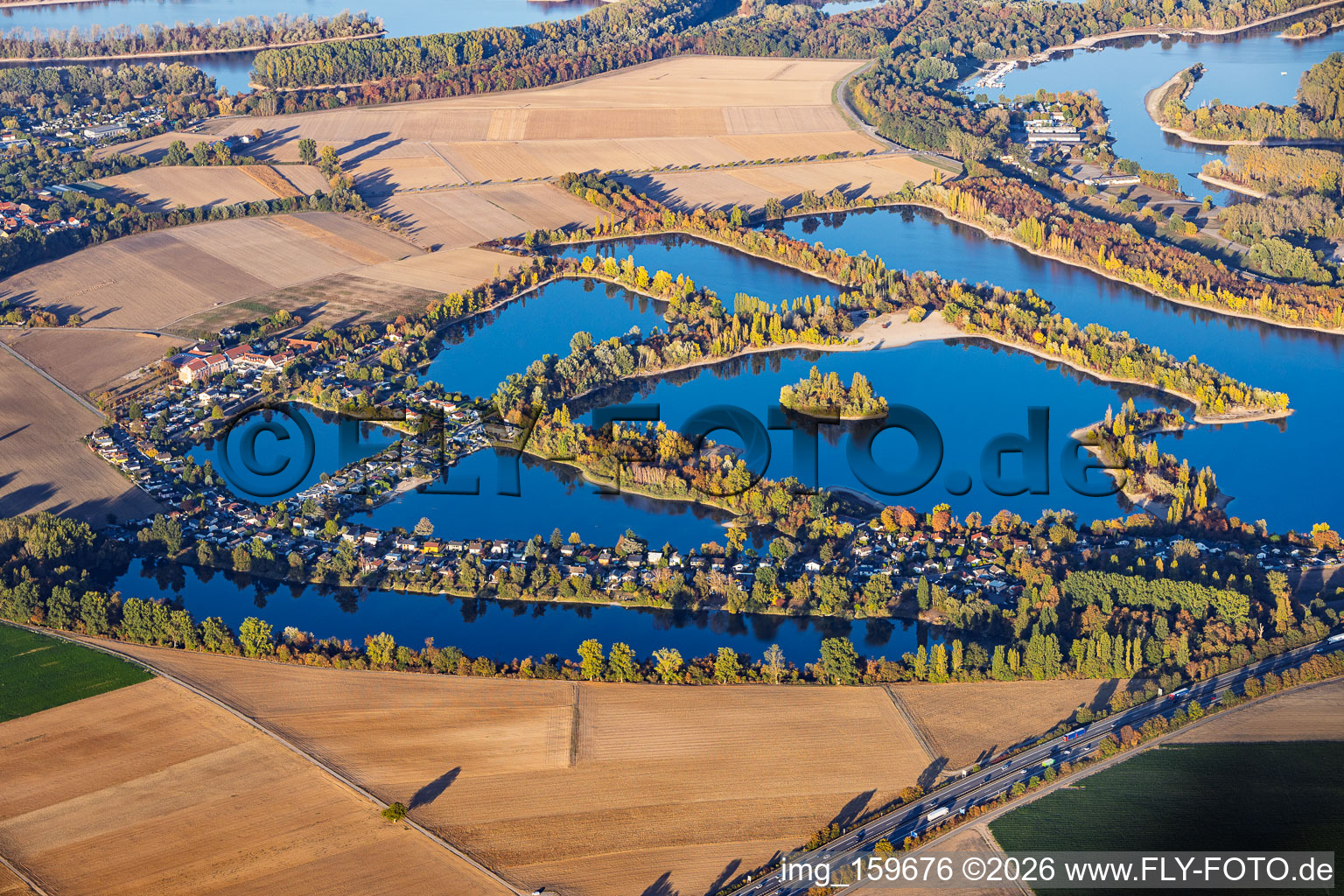 Zone de loisirs et plage de baignade (lacs Binsfeldsee, Mondsee, Sonnensee, Biersiedersee et Silbersee) Kuhuntersee à Speyer dans le département Rhénanie-Palatinat, Allemagne
