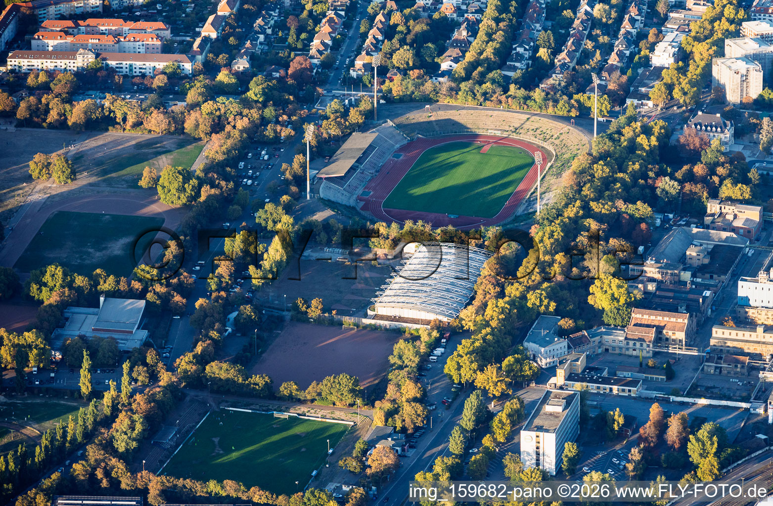 Stade Südweststadion avec sa tribune envahie par la végétation et complexe sportif Südwest à le quartier Süd in Ludwigshafen dans le département Rhénanie-Palatinat, Allemagne