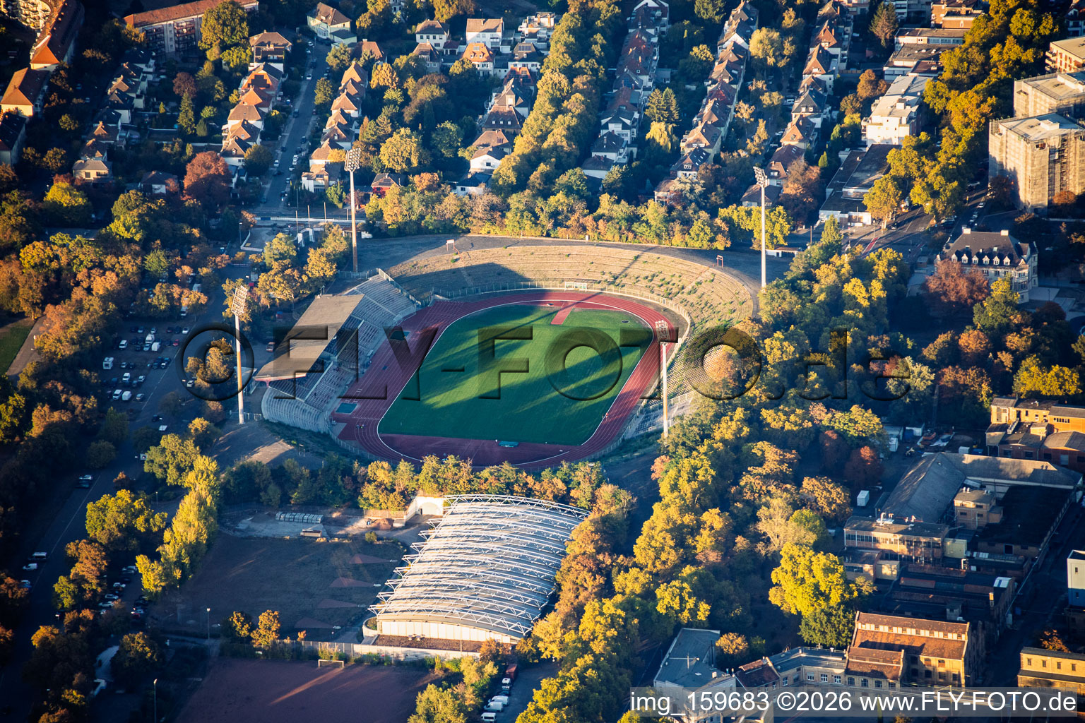 Stade Südweststadion avec sa tribune envahie par la végétation et complexe sportif Südwest à le quartier Süd in Ludwigshafen dans le département Rhénanie-Palatinat, Allemagne