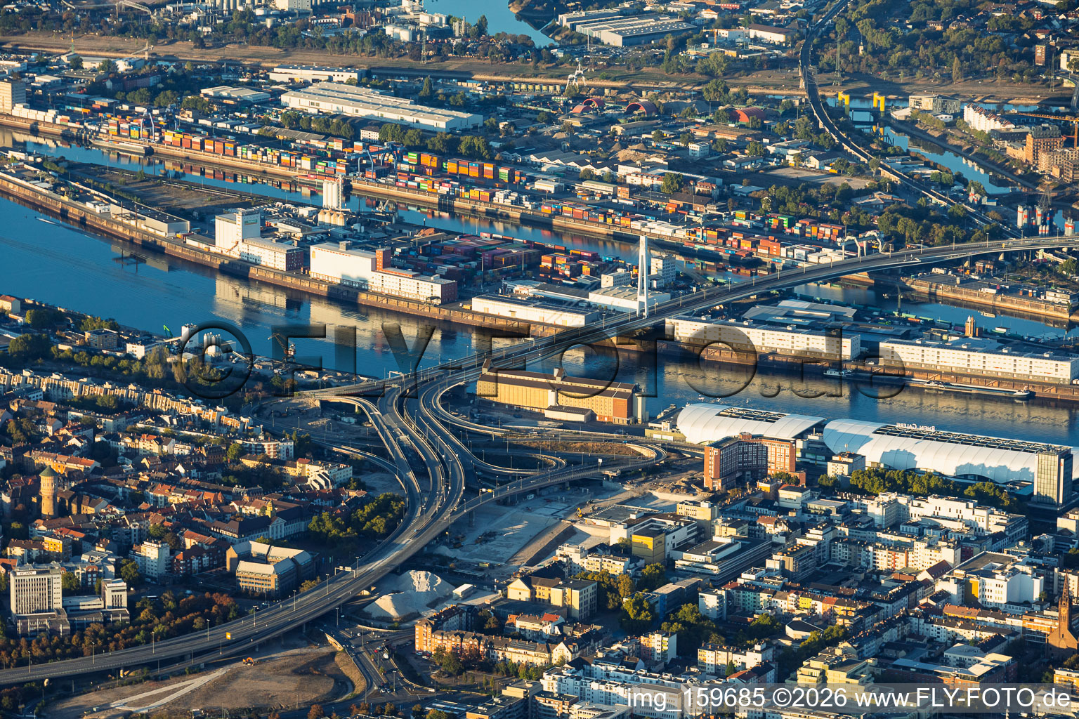 Accès au pont Kurt-Schumacher (B44) fermé à la circulation, après le dynamitage du « Würfelbunker » et la démolition du Rathaus-Center à le quartier Mitte in Ludwigshafen dans le département Rhénanie-Palatinat, Allemagne