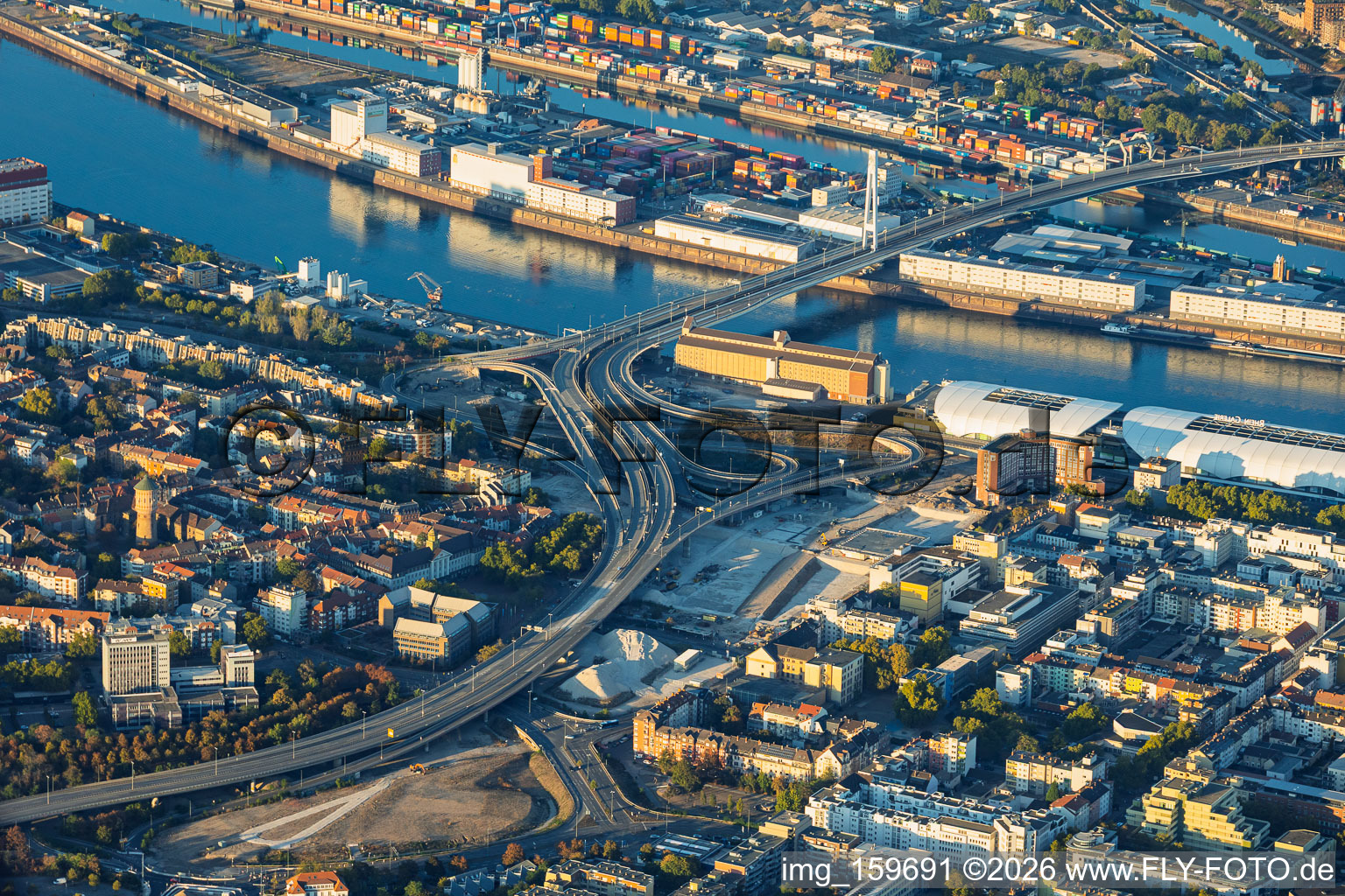 Chantier de démolition de la voie rapide surélevée « Hochstraße Nord » (B44) en vue de la création de la future Helmut-Kohl-Allee, et accès au pont Kurt-Schumacher fermé à la circulation après le dynamitage du « Würfelbunker » et la démolition du Rathaus-Center à le quartier Mitte in Ludwigshafen dans le département Rhénanie-Palatinat, Allemagne
