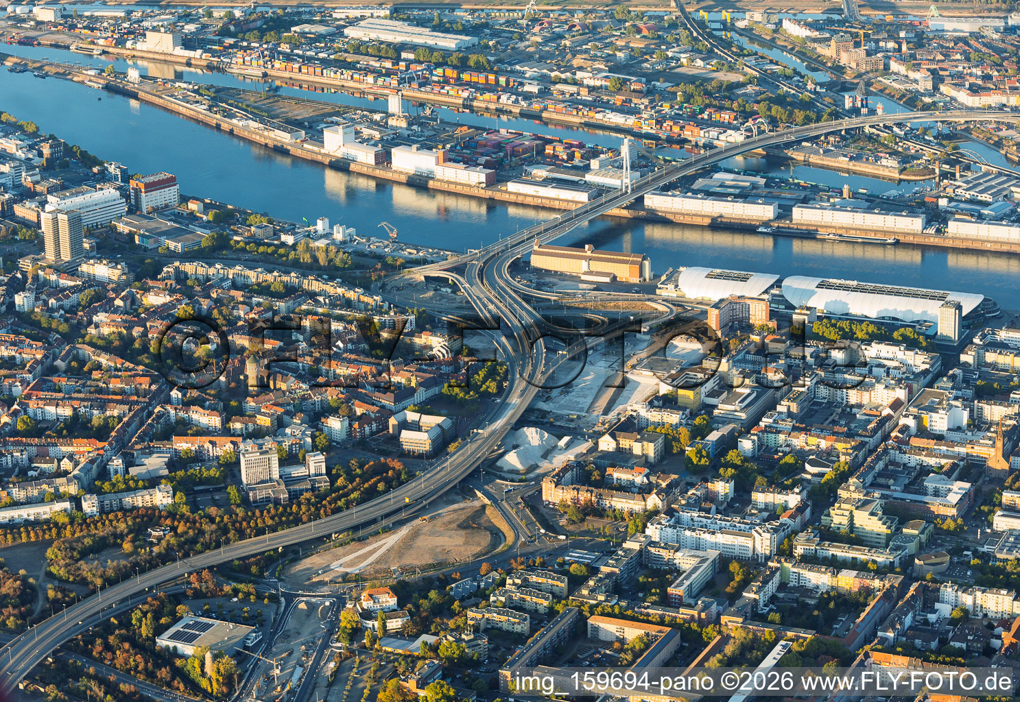 Chantier de démolition de la voie rapide surélevée « Hochstraße Nord » (B44) en vue de la création de la future Helmut-Kohl-Allee, et accès au pont Kurt-Schumacher fermé à la circulation après le dynamitage du « Würfelbunker » et la démolition du Rathaus-Center à le quartier Mitte in Ludwigshafen dans le département Rhénanie-Palatinat, Allemagne