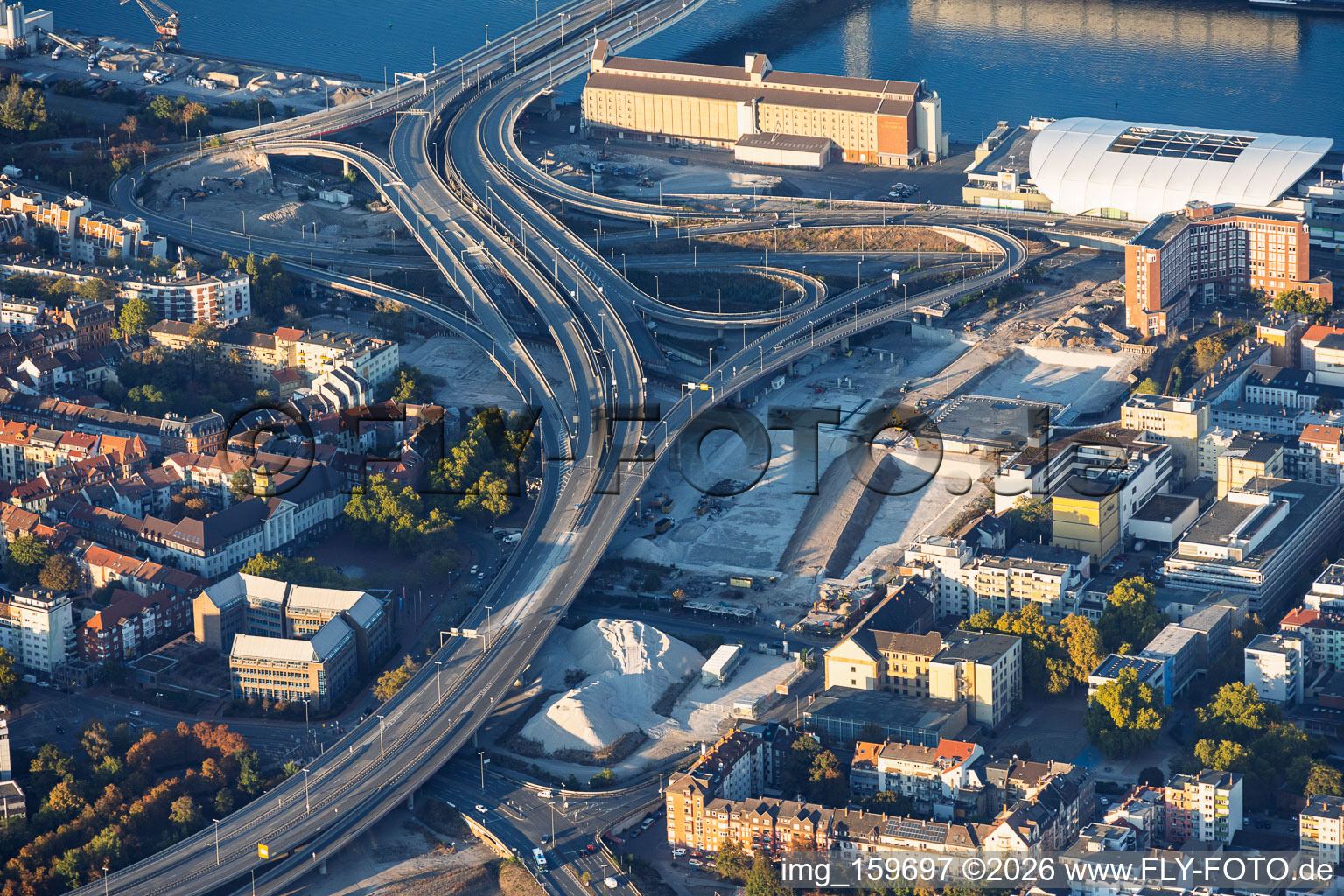 Accès au pont Kurt-Schumacher (B44) enjambant le Rhin vers Mannheim, via la Rheinuferstraße et le quartier « Im Zollhof » (avec le silo à céréales ZG Raiffeisen en bord de Rhin), après la démolition du « Würfelbunker » et du centre commercial Rathaus-Center à le quartier Hemshof in Ludwigshafen dans le département Rhénanie-Palatinat, Allemagne