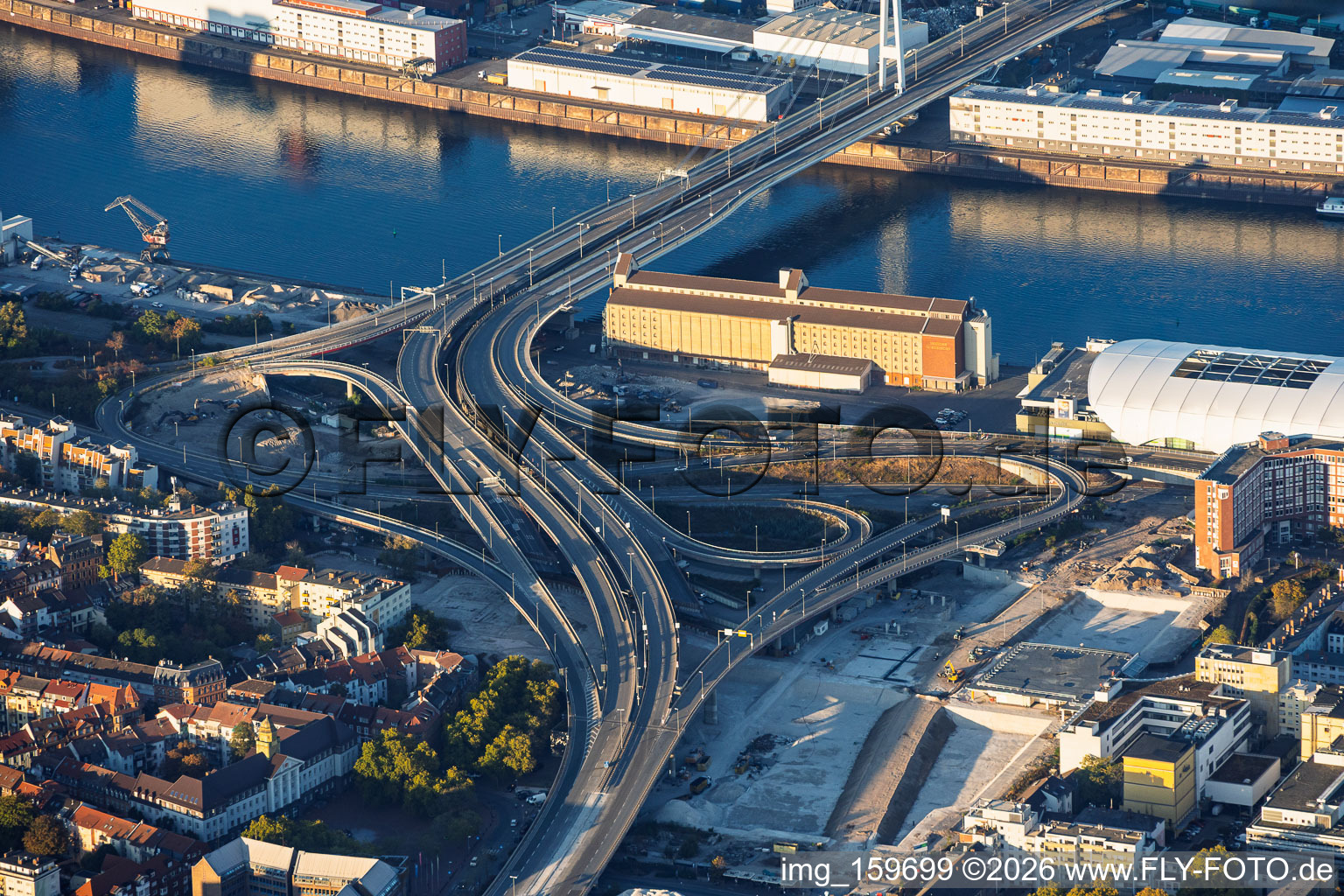 Accès au pont Kurt-Schumacher (B44) enjambant le Rhin vers Mannheim, via la Rheinuferstraße et le quartier « Im Zollhof » (avec le silo à céréales ZG Raiffeisen en bord de Rhin), après la démolition du « Würfelbunker » et du centre commercial Rathaus-Center à le quartier Hemshof in Ludwigshafen dans le département Rhénanie-Palatinat, Allemagne