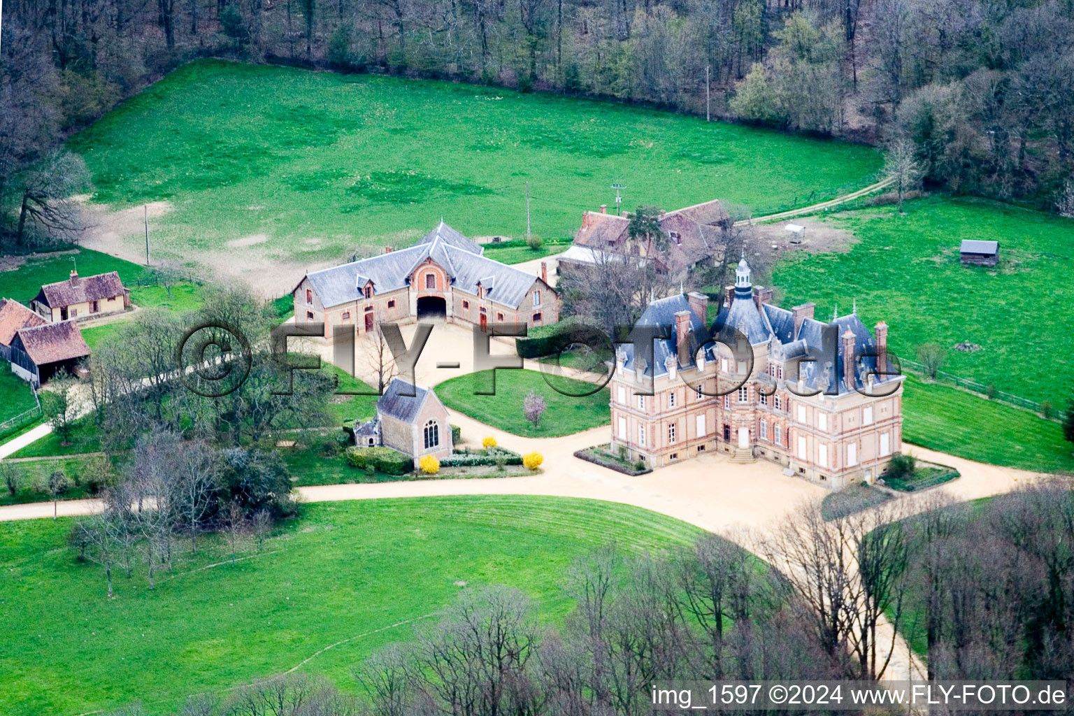 Vue aérienne de Château de la Justice à Vibraye dans le département Sarthe, France