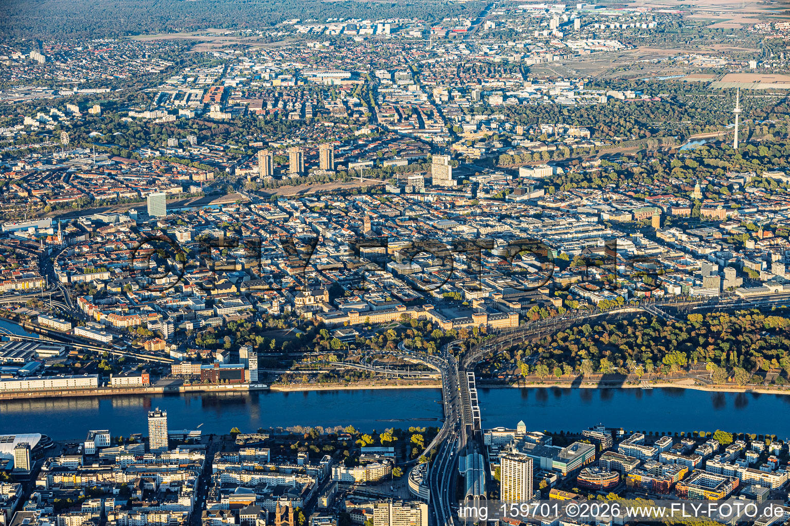 Au-delà du pont Konrad-Adenauer (B37) traversant le Rhin depuis Ludwigshafen jusqu'au Neckar, avec le château et le quartier en damier (Quadrate) à le quartier Innenstadt in Mannheim dans le département Bade-Wurtemberg, Allemagne