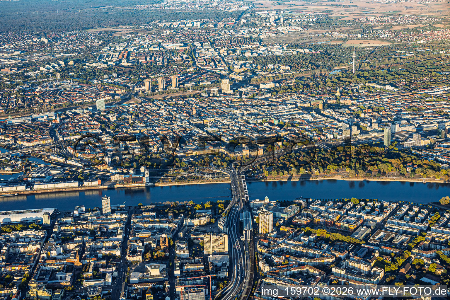 Au-delà du pont Konrad-Adenauer (B37) traversant le Rhin depuis Ludwigshafen jusqu'au Neckar, avec le château et le quartier en damier (Quadrate) à le quartier Innenstadt in Mannheim dans le département Bade-Wurtemberg, Allemagne