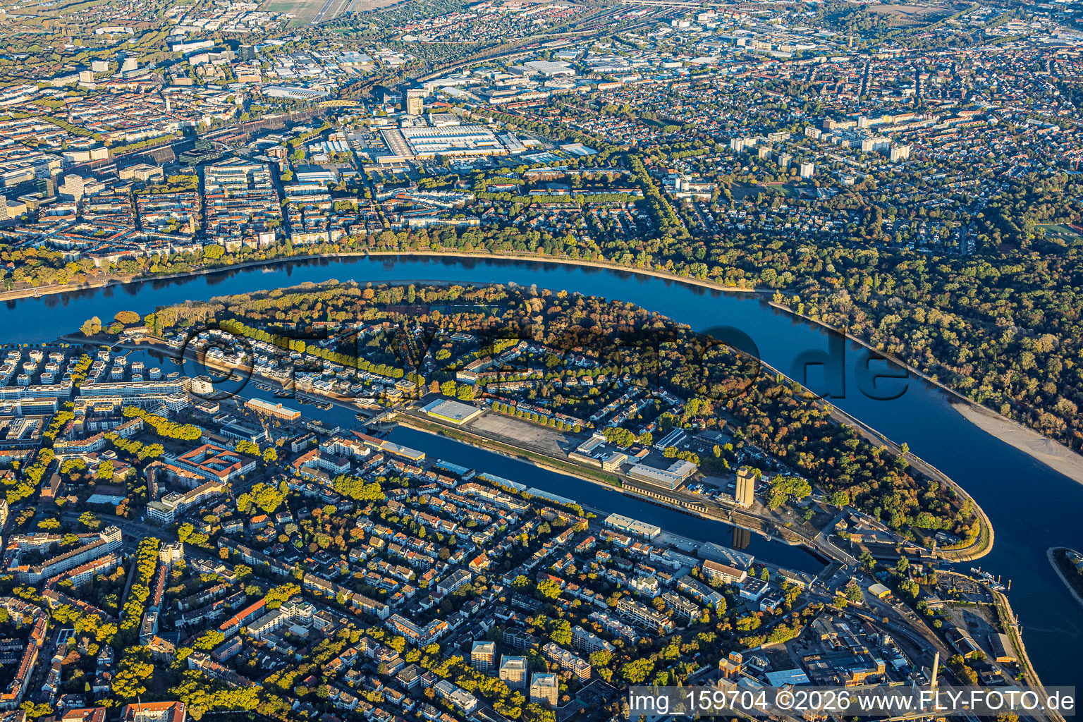 Parkinsel / Parc urbain entre le port Luitpoldhafen et la rive du Rhin à le quartier Süd in Ludwigshafen dans le département Rhénanie-Palatinat, Allemagne