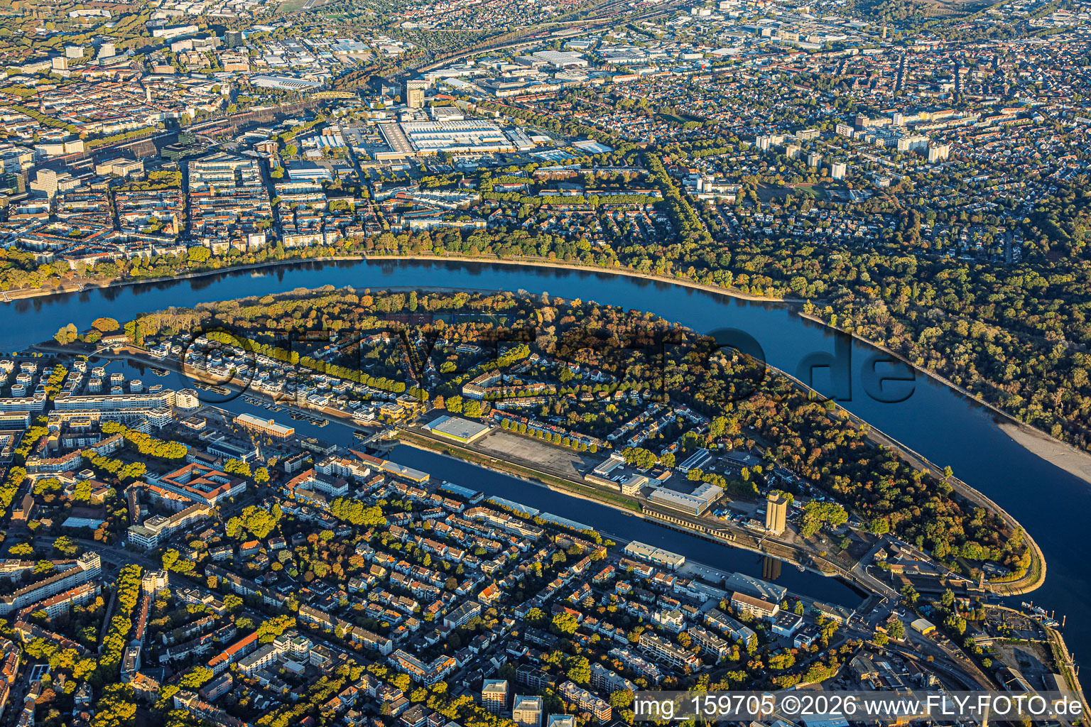 Parkinsel / Parc urbain entre le port Luitpoldhafen et la rive du Rhin à le quartier Süd in Ludwigshafen dans le département Rhénanie-Palatinat, Allemagne