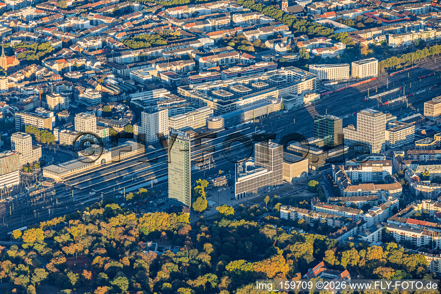 Tour Victoria (immeuble de grande hauteur) située Helmut-Kohl-Straße (B36), près des voies ferrées et en face de la gare centrale Mannheim à le quartier Lindenhof in Mannheim dans le département Bade-Wurtemberg, Allemagne