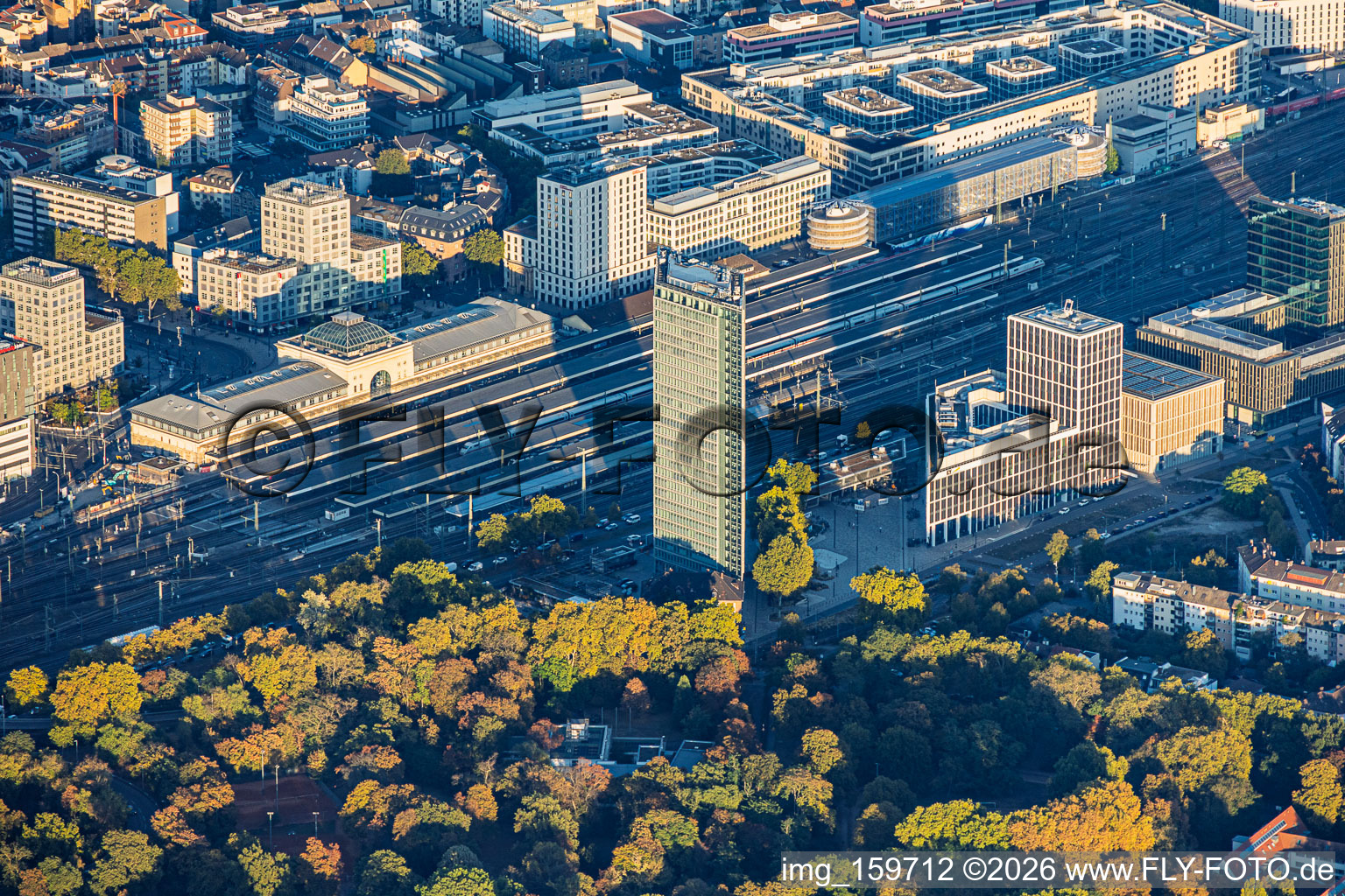 Tour Victoria (immeuble de grande hauteur) située Helmut-Kohl-Straße (B36), près des voies ferrées et en face de la gare centrale Mannheim à le quartier Lindenhof in Mannheim dans le département Bade-Wurtemberg, Allemagne