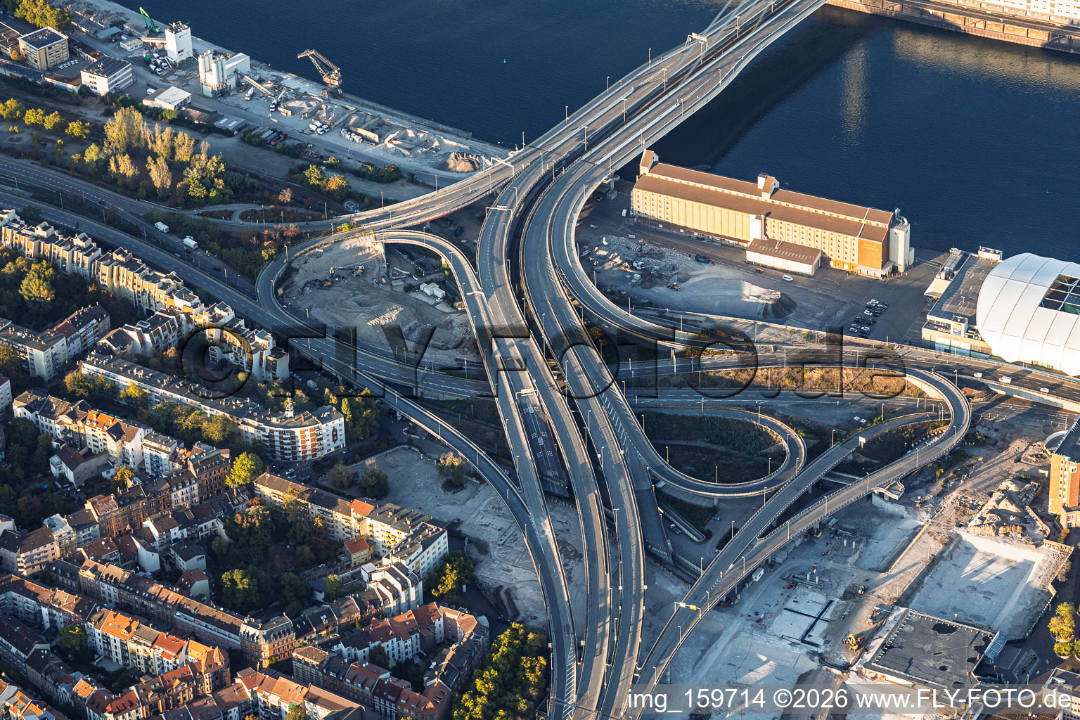 Accès au pont Kurt-Schumacher (B44) fermé à la circulation, après le dynamitage du « Würfelbunker », la démolition du Rathaus-Center et celle du silo à céréales ZG Raiffeisen en bord de Rhin à le quartier Mitte in Ludwigshafen dans le département Rhénanie-Palatinat, Allemagne
