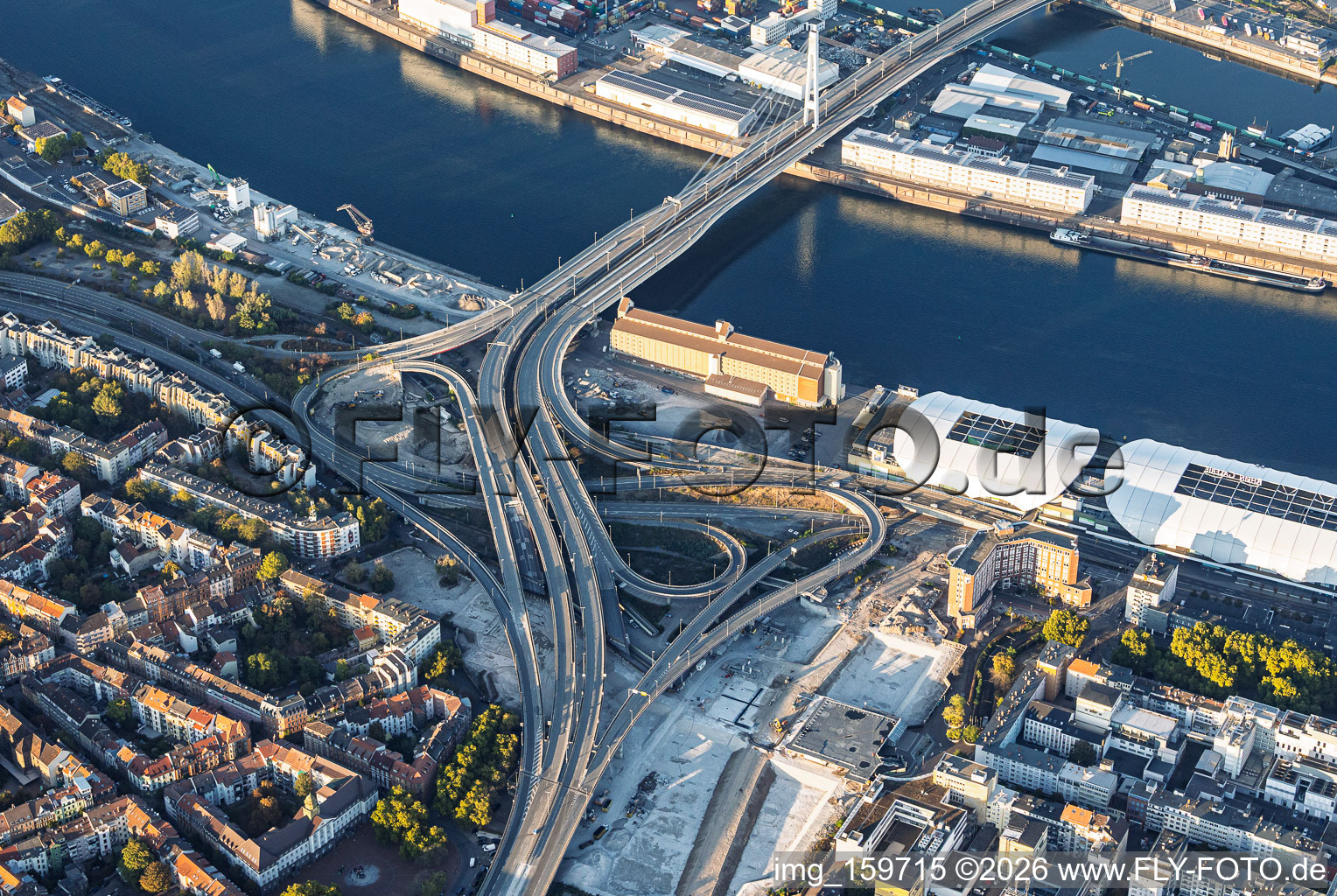 Accès au pont Kurt-Schumacher (B44) fermé à la circulation, après le dynamitage du « Würfelbunker », la démolition du Rathaus-Center et celle du silo à céréales ZG Raiffeisen en bord de Rhin à le quartier Mitte in Ludwigshafen dans le département Rhénanie-Palatinat, Allemagne