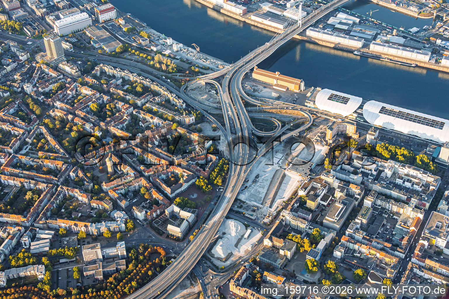 Chantier de démolition de la voie rapide surélevée « Hochstraße Nord » (B44) en vue de la création de la future Helmut-Kohl-Allee, et accès au pont Kurt-Schumacher fermé à la circulation après le dynamitage du « Würfelbunker » et la démolition du Rathaus-Center à le quartier Mitte in Ludwigshafen dans le département Rhénanie-Palatinat, Allemagne