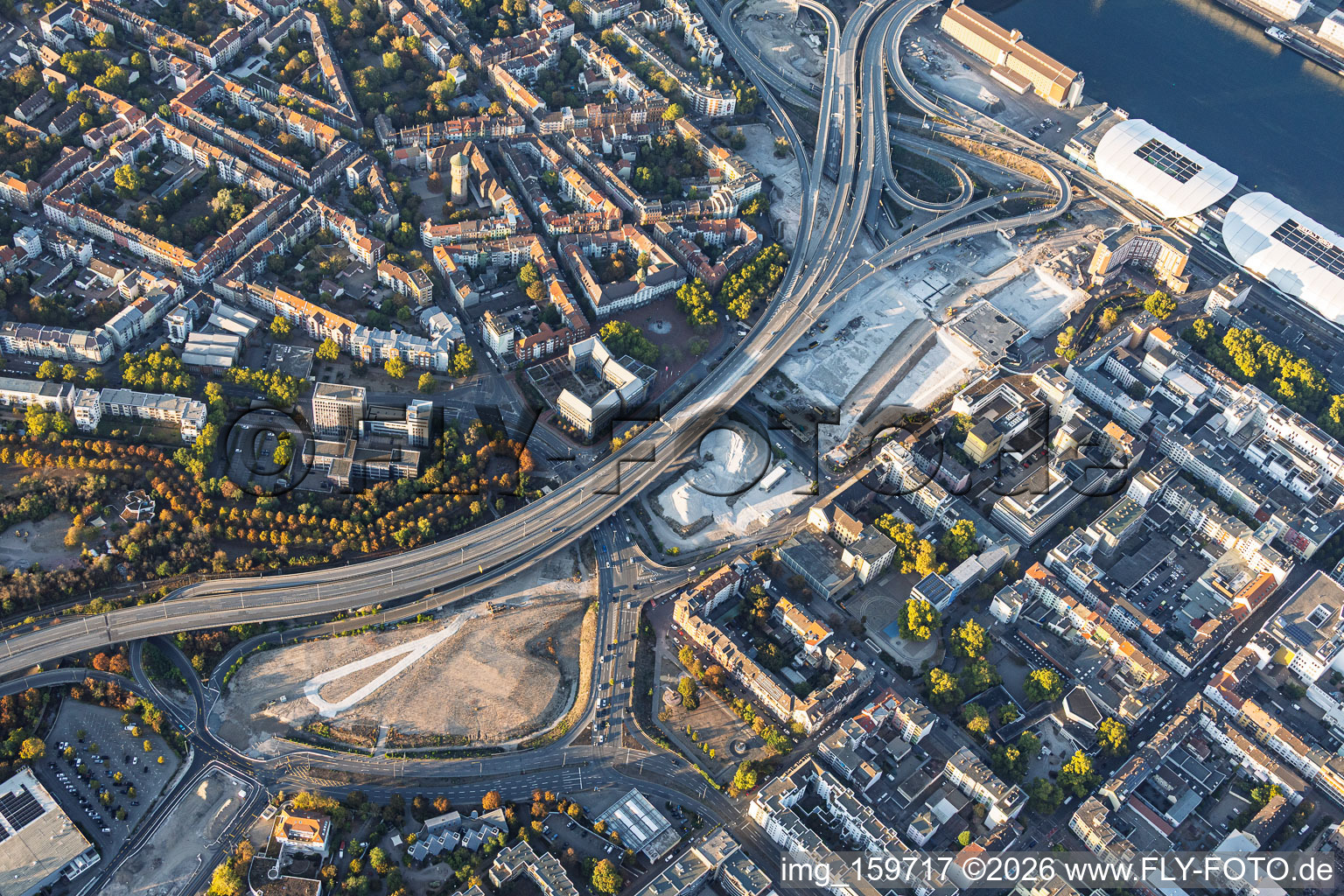 Chantier de démolition de la voie rapide surélevée « Hochstraße Nord » (B44) en vue de la création de la future Helmut-Kohl-Allee, et accès au pont Kurt-Schumacher fermé à la circulation après le dynamitage du « Würfelbunker » et la démolition du Rathaus-Center à le quartier Mitte in Ludwigshafen dans le département Rhénanie-Palatinat, Allemagne
