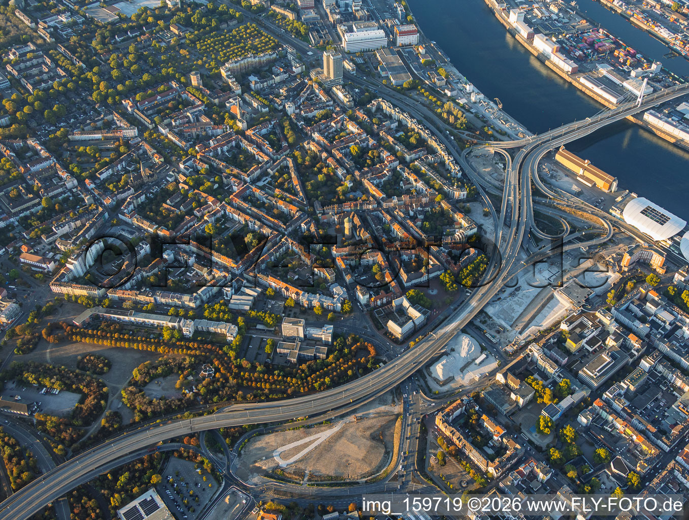 Chantier de démolition de la voie rapide surélevée « Hochstraße Nord » (B44) en vue de la création de la future Helmut-Kohl-Allee, et accès au pont Kurt-Schumacher fermé à la circulation après le dynamitage du « Würfelbunker » et la démolition du Rathaus-Center à le quartier Mitte in Ludwigshafen dans le département Rhénanie-Palatinat, Allemagne