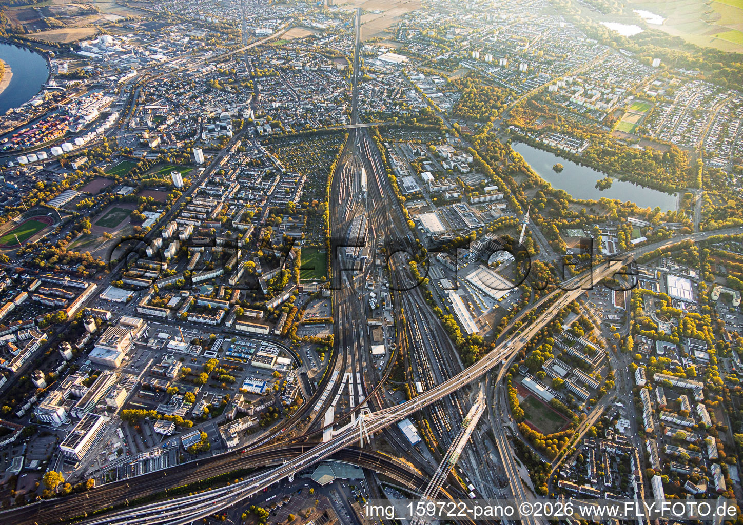 Gare centrale Ludwigshafen située sous le pont à pylônes de la B37 à le quartier Süd in Ludwigshafen dans le département Rhénanie-Palatinat, Allemagne
