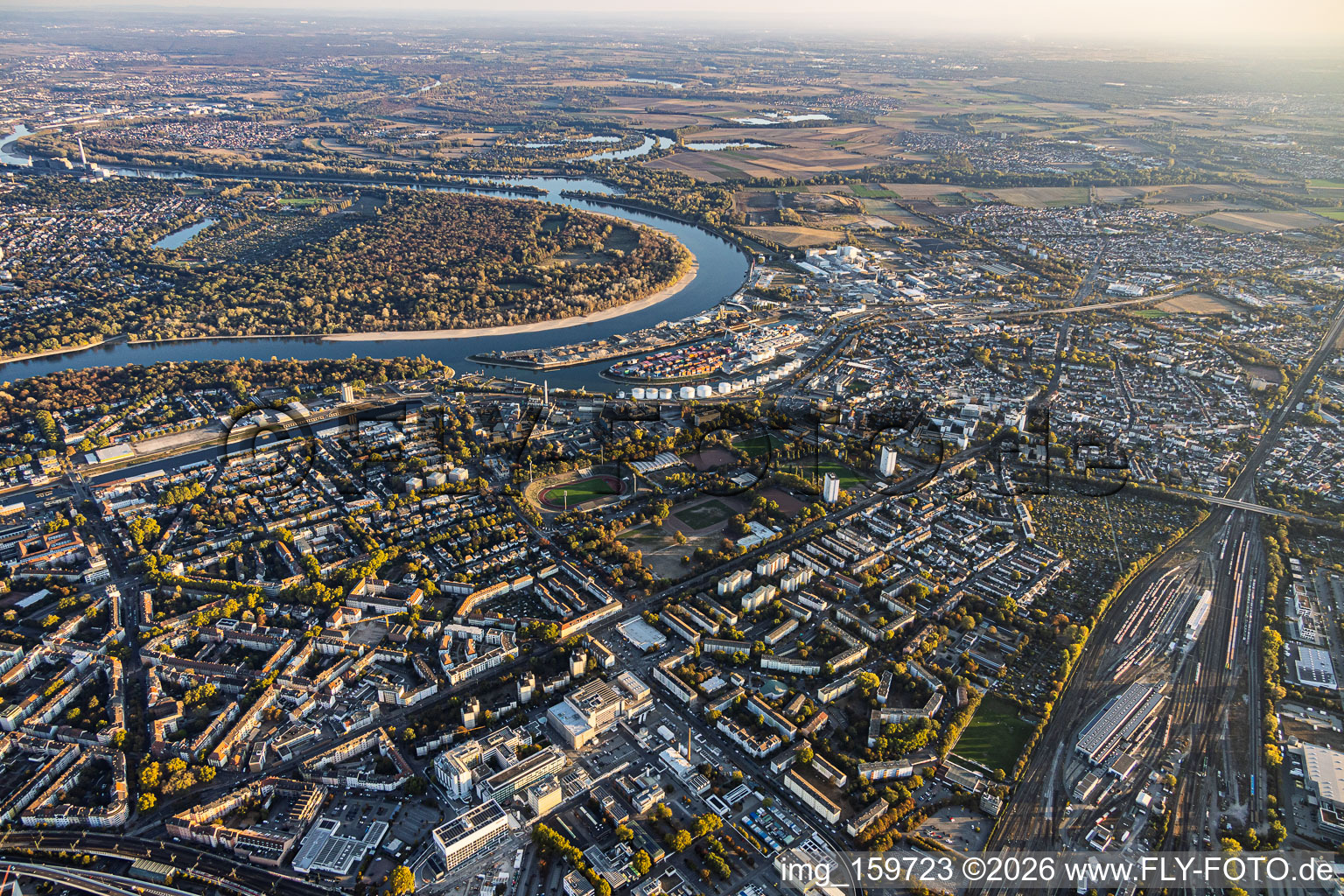 Vue d'ensemble de la ville depuis le nord, de la gare centrale (Hbf) jusqu'au port Mundenheimer Altrheinhafen à le quartier Süd in Ludwigshafen dans le département Rhénanie-Palatinat, Allemagne