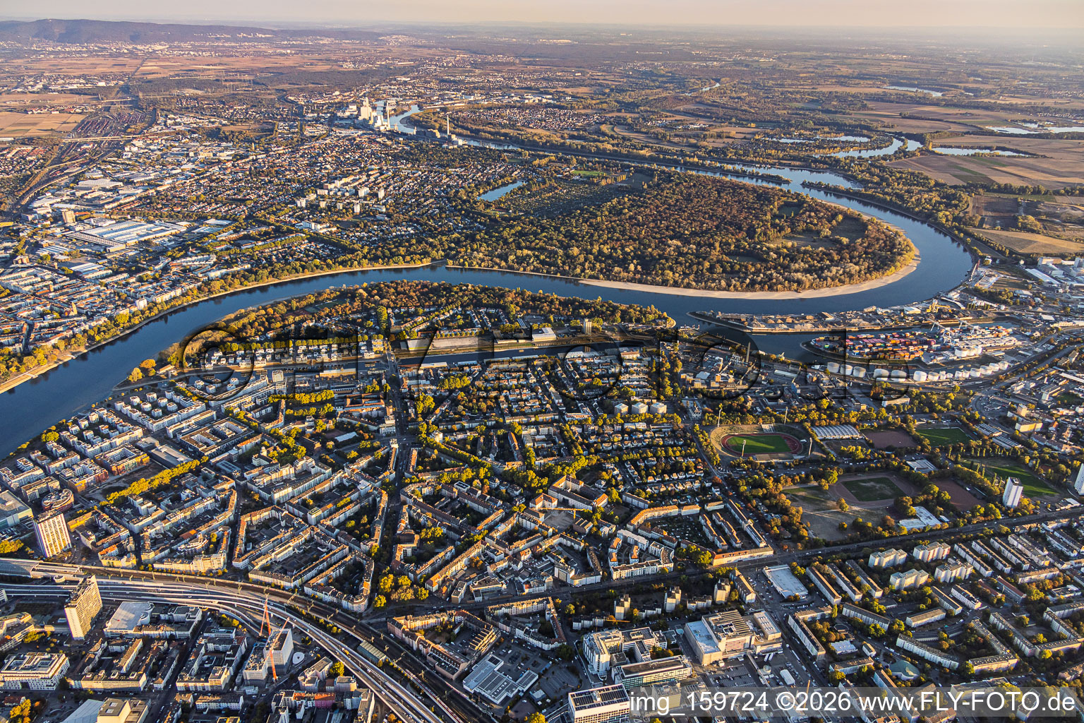 Vue d'ensemble de la ville depuis le nord-ouest, incluant la Wittelsbacherstraße, de la voie rapide surélevée (Hochstraße, B37) jusqu'à la Parkinsel sur le Rhin à le quartier Süd in Ludwigshafen dans le département Rhénanie-Palatinat, Allemagne