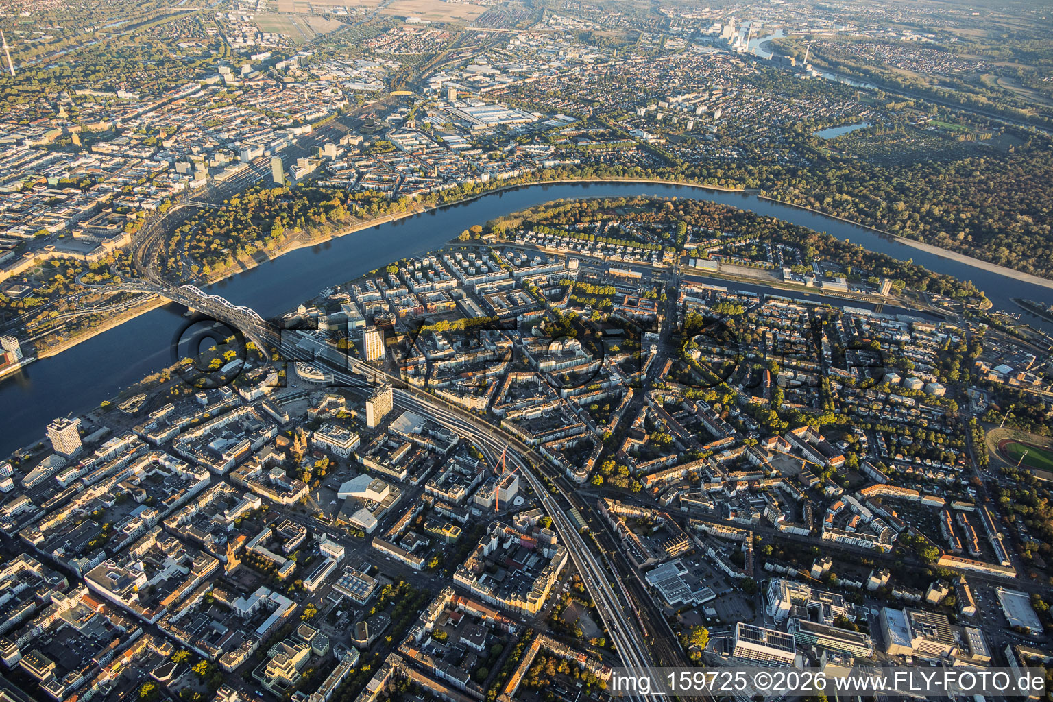 Vue d'ensemble de la ville depuis l'ouest, incluant la voie rapide Hochstraße Süd (B37) jusqu'au pont Konrad-Adenauer sur le Rhin et la Parkinsel à le quartier Mitte in Ludwigshafen dans le département Rhénanie-Palatinat, Allemagne