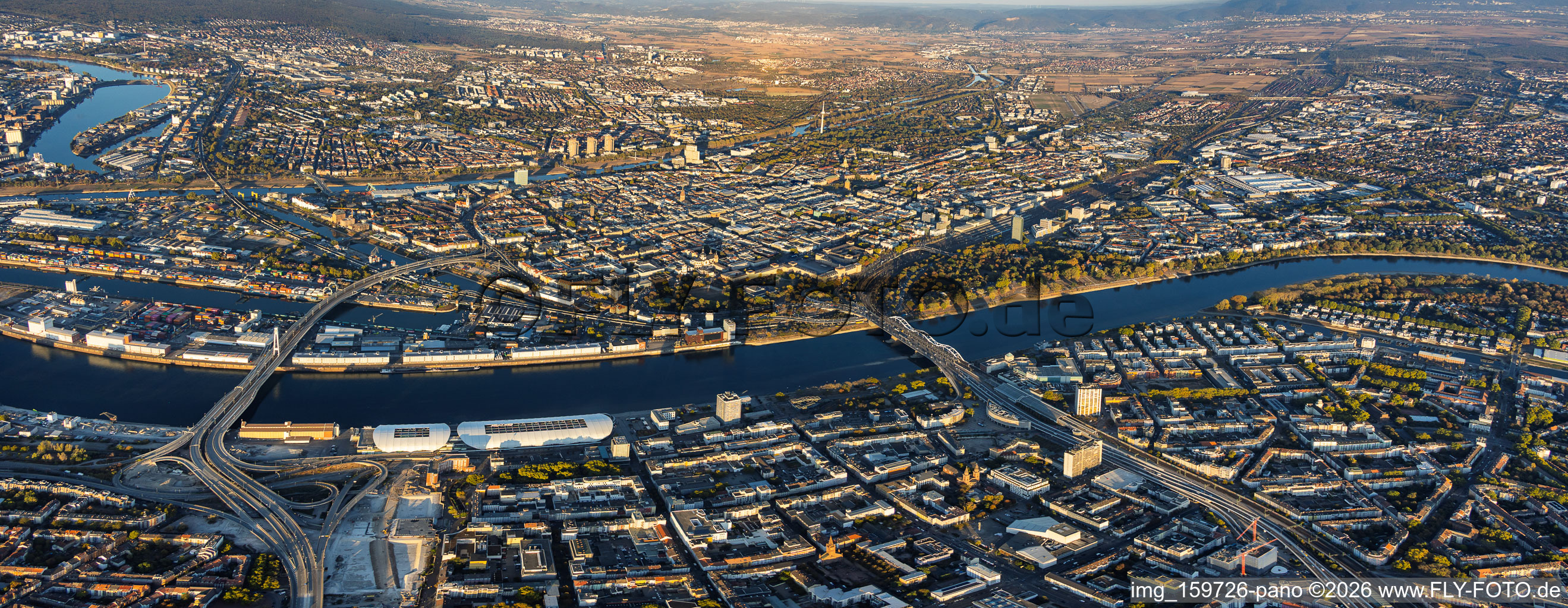 Panorama urbain depuis l'ouest, de l'autre côté du Rhin (vue depuis Ludwigshafen), s'étendant du port fluvial (Rheinhafen) jusqu'à la Parkinsel, entre les ponts Kurt-Schumacher (B44) et Konrad-Adenauer (B37) à le quartier Innenstadt in Mannheim dans le département Bade-Wurtemberg, Allemagne